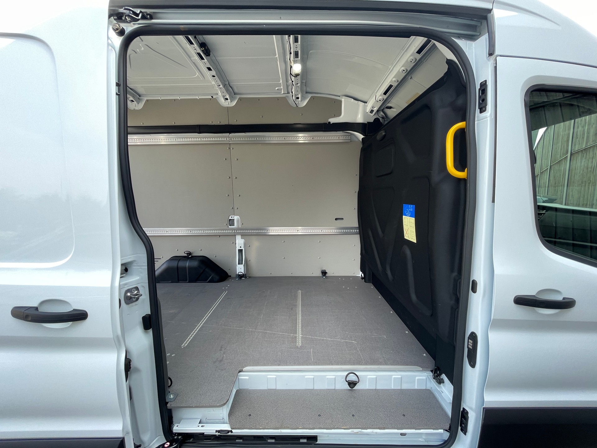 FORD E-Transit Van 350 L2 H3 Trend RWD 68kWh-image-19
