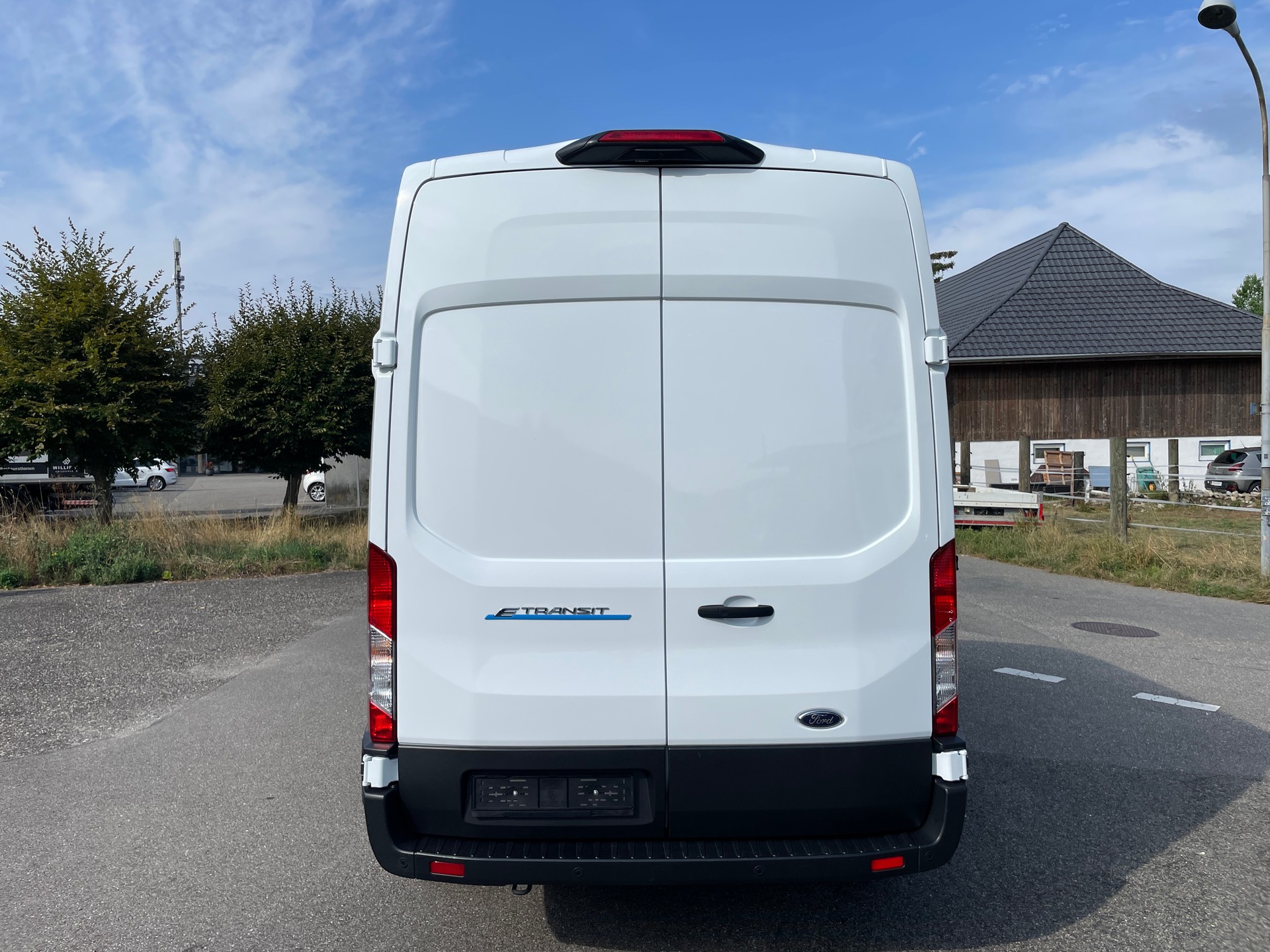 FORD E-Transit Van 350 L2 H3 Trend RWD 68kWh-image-3