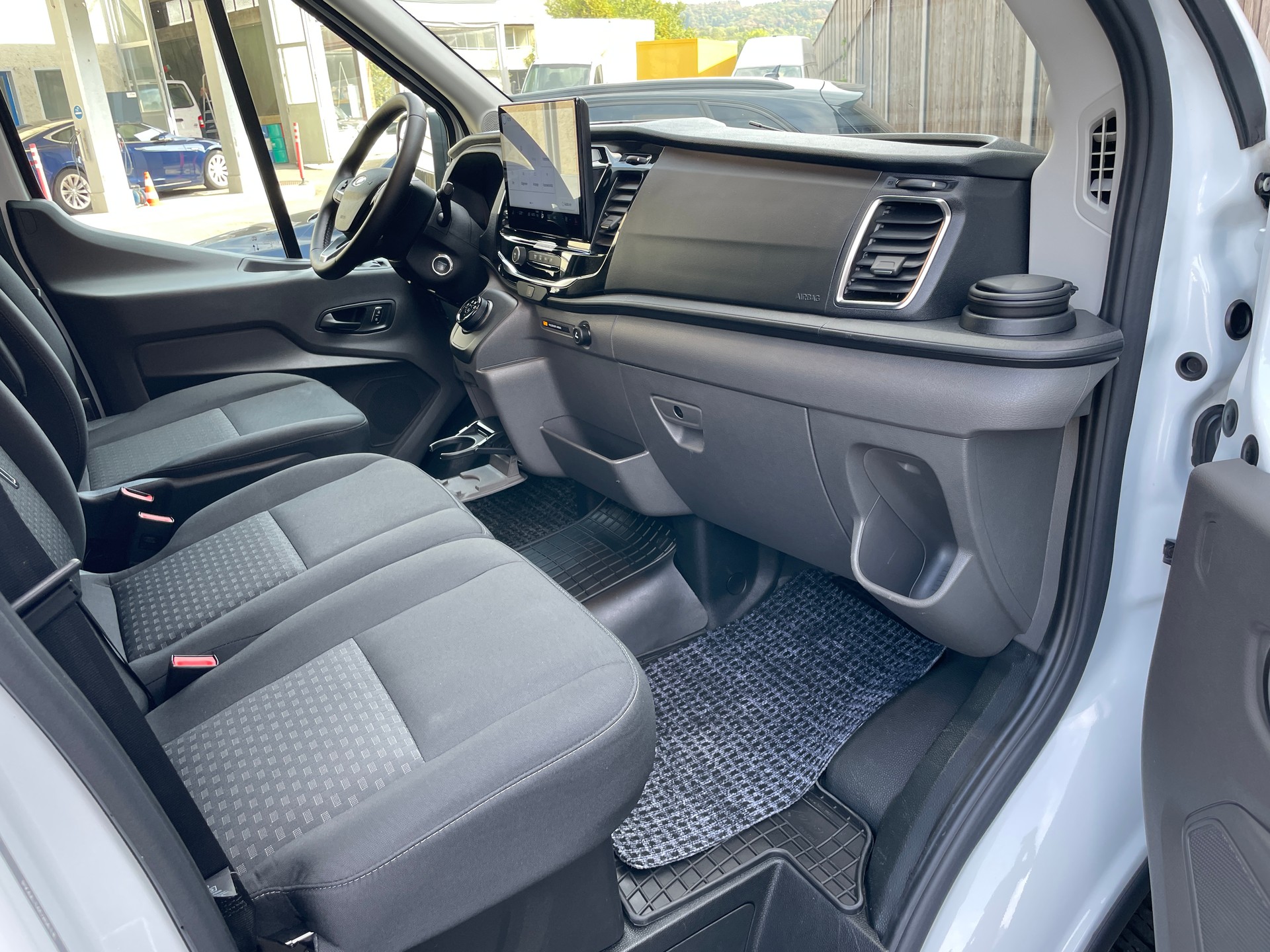 FORD E-Transit Van 350 L2 H3 Trend RWD 68kWh-image-11