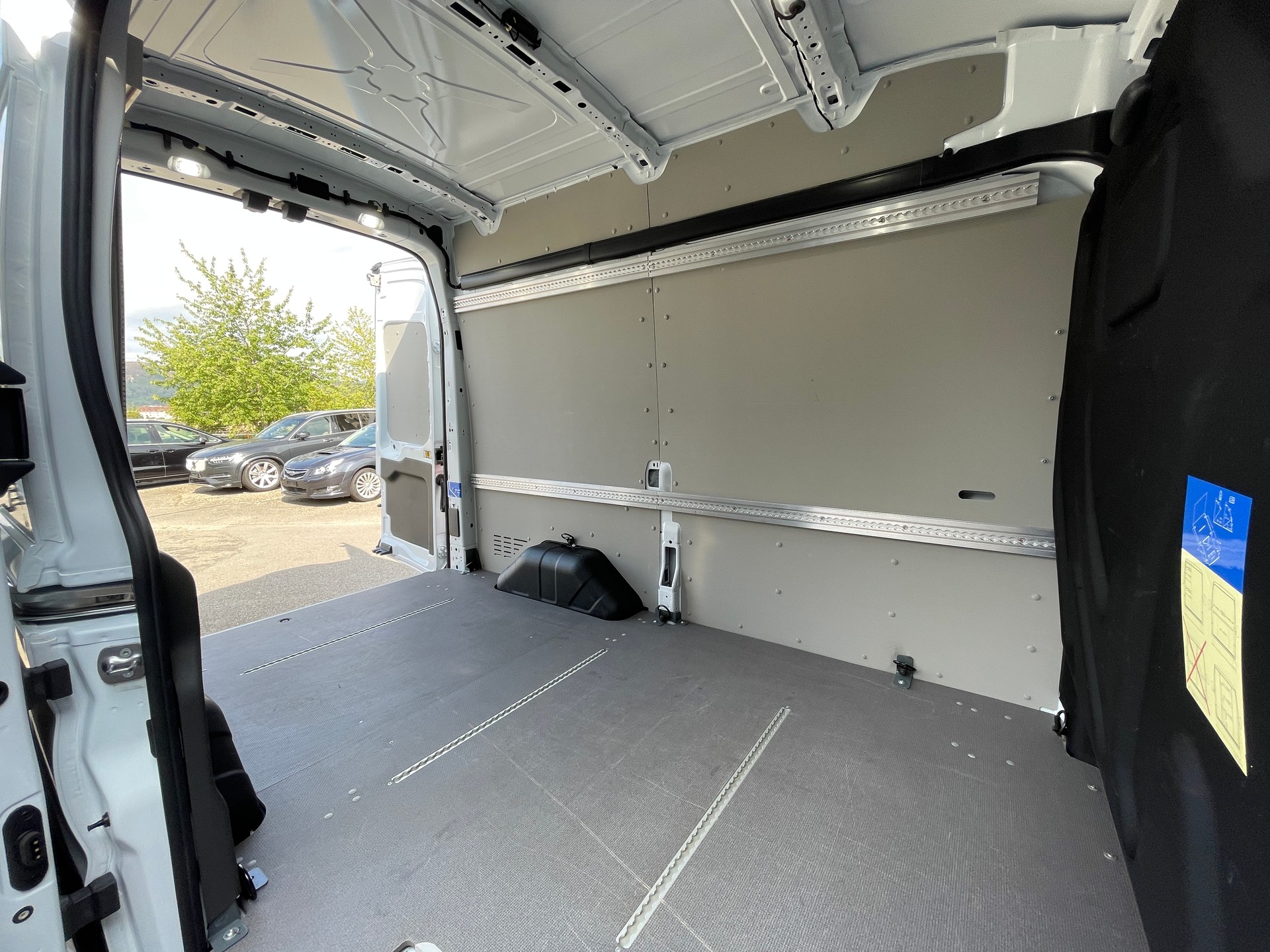 FORD E-Transit Van 350 L2 H3 Trend RWD 68kWh-image-22