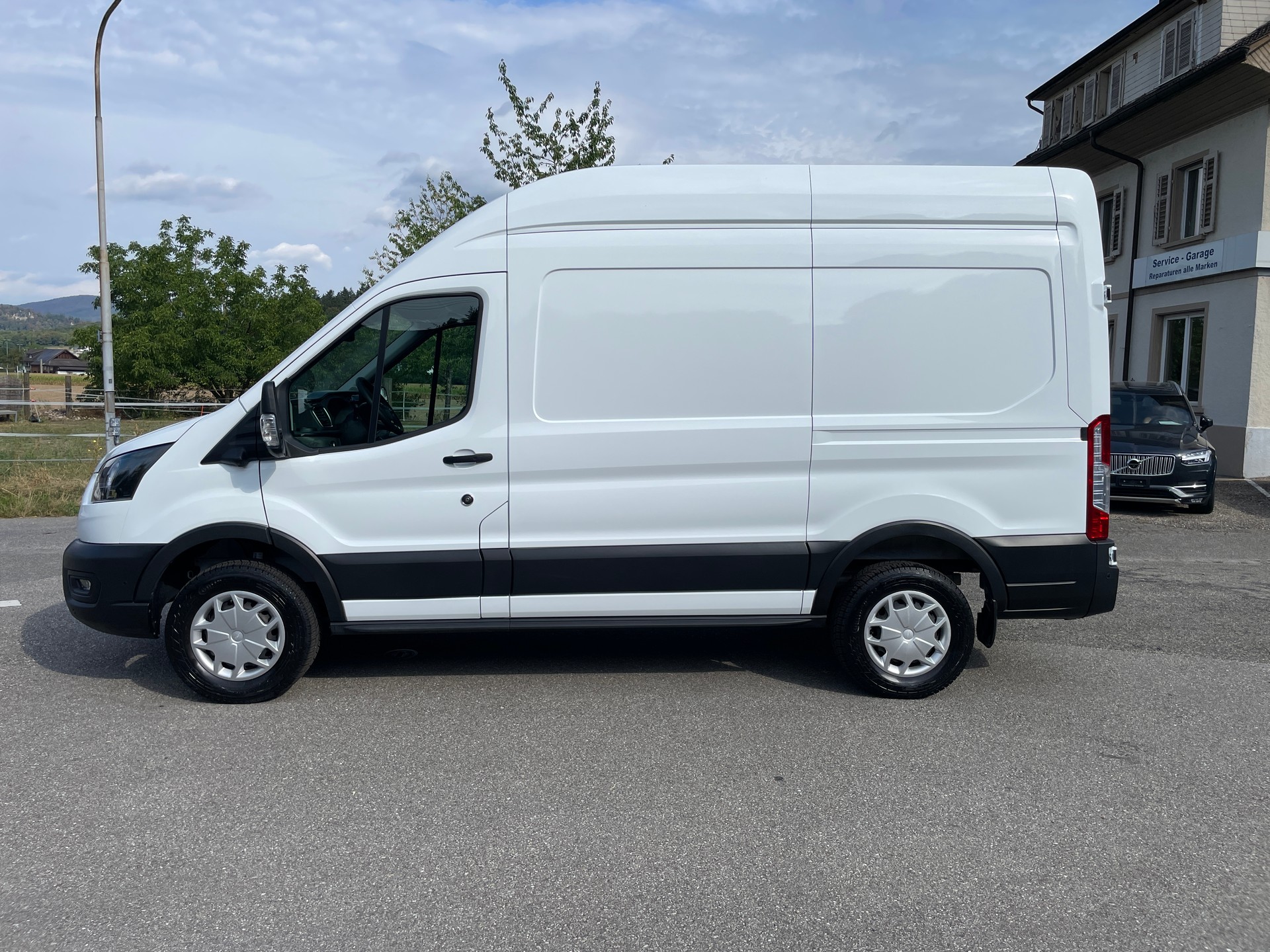 FORD E-Transit Van 350 L2 H3 Trend RWD 68kWh-image-1