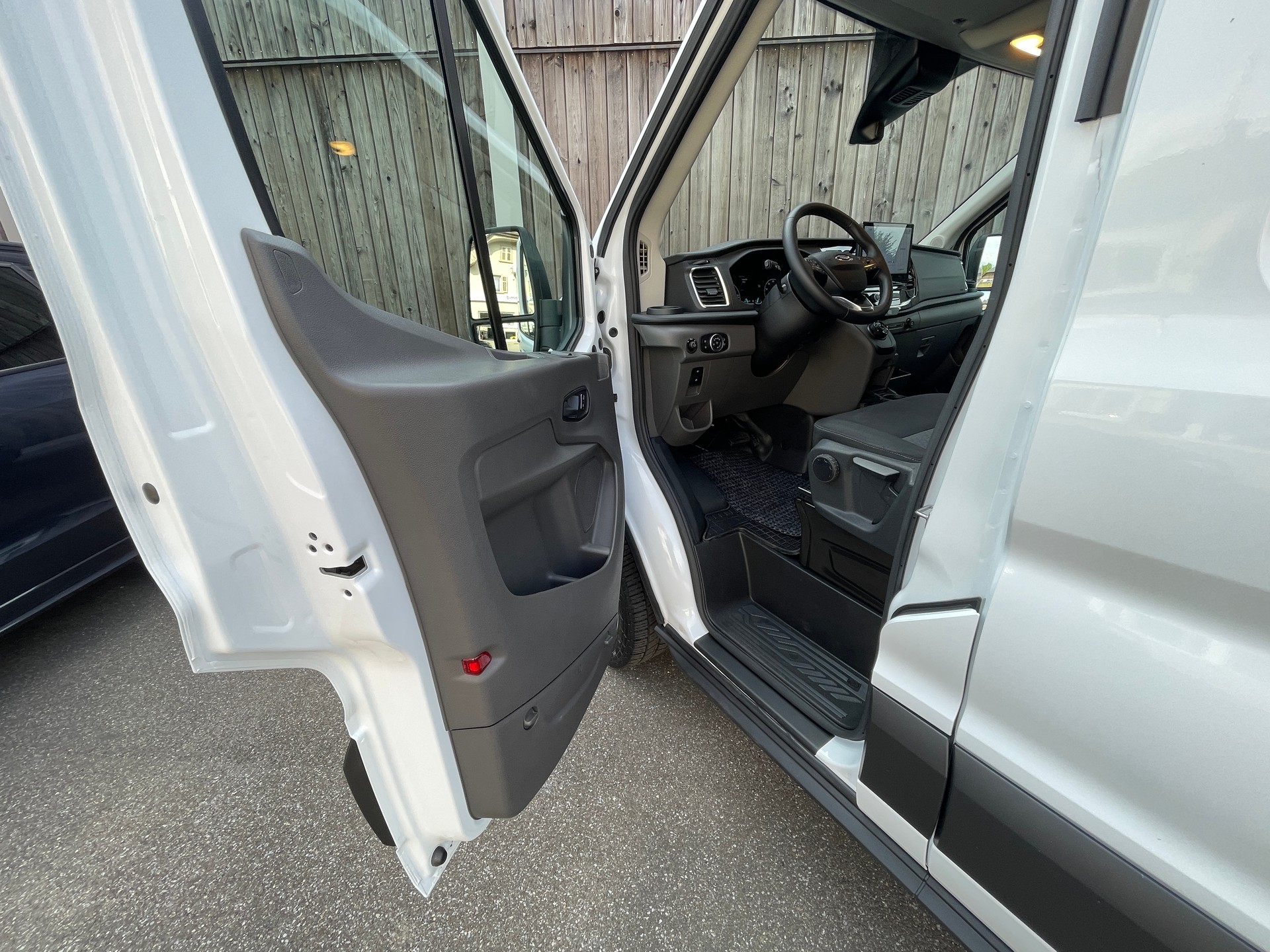 FORD E-Transit Van 350 L2 H3 Trend RWD 68kWh-image-8