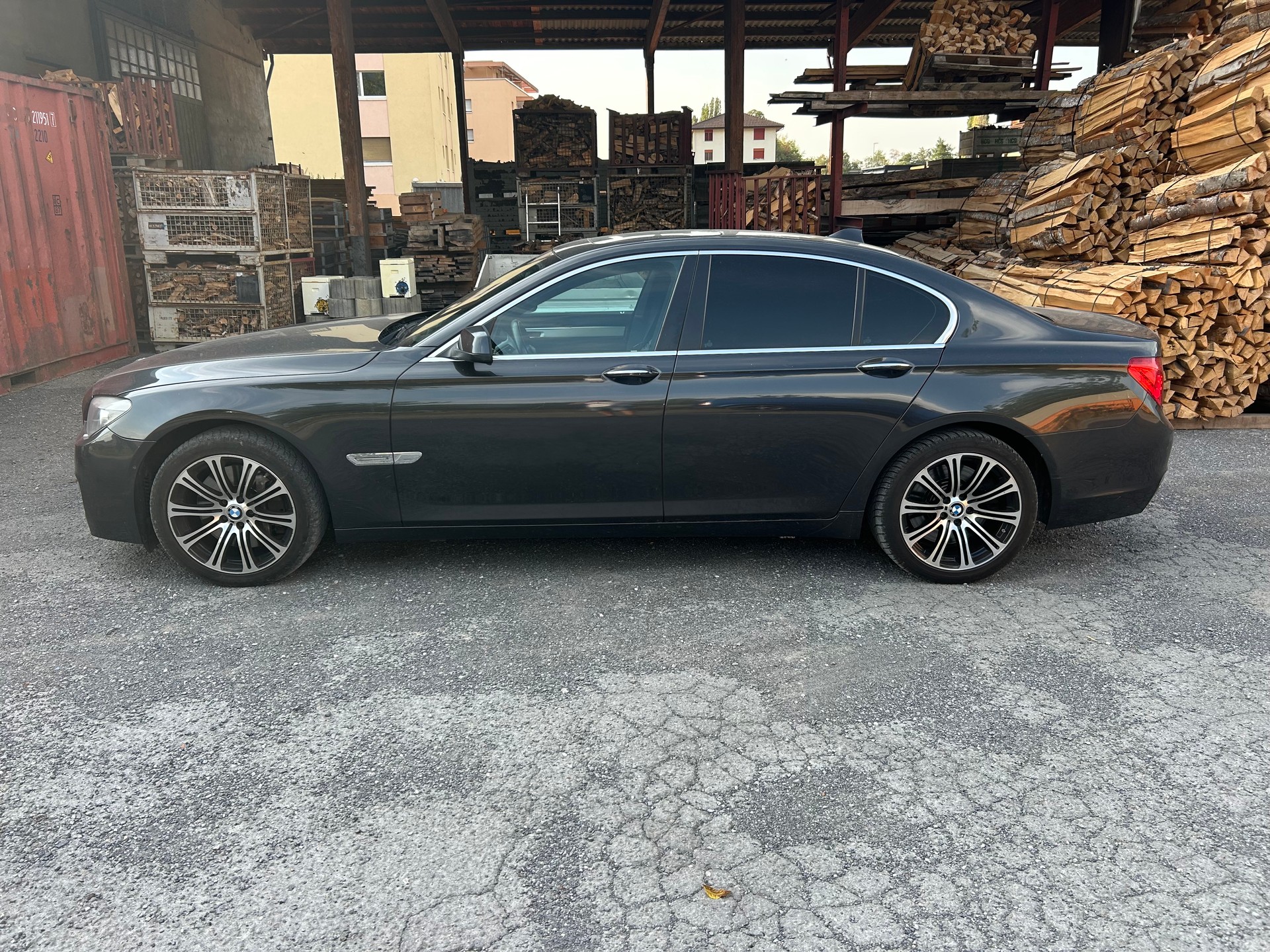 BMW 750i-image-2