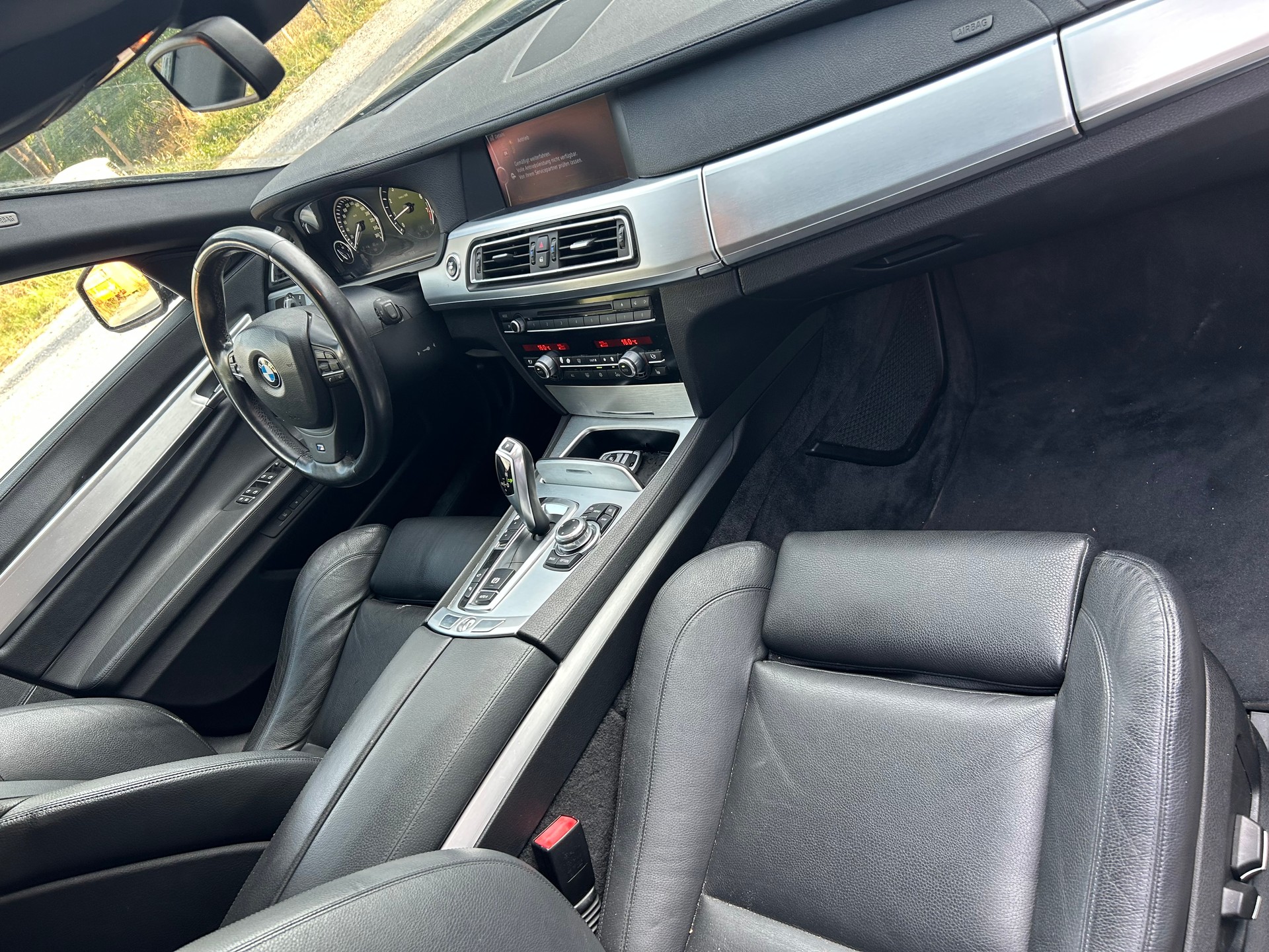 BMW 750i-image-5
