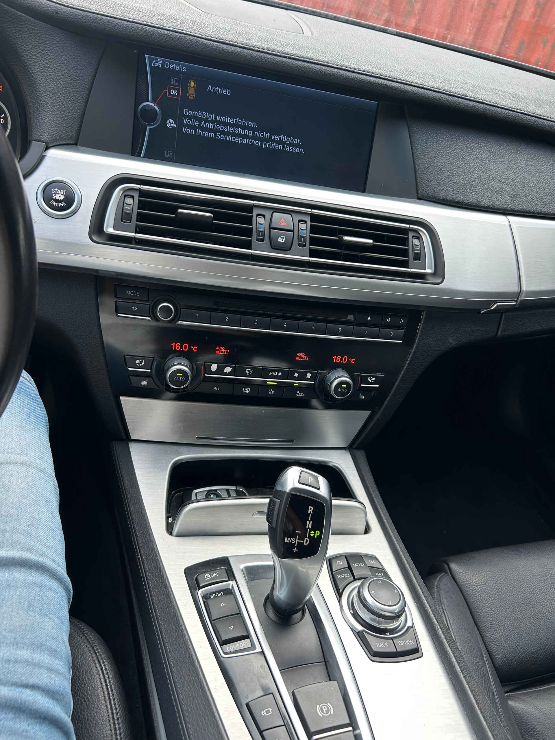 BMW 750i-image-6