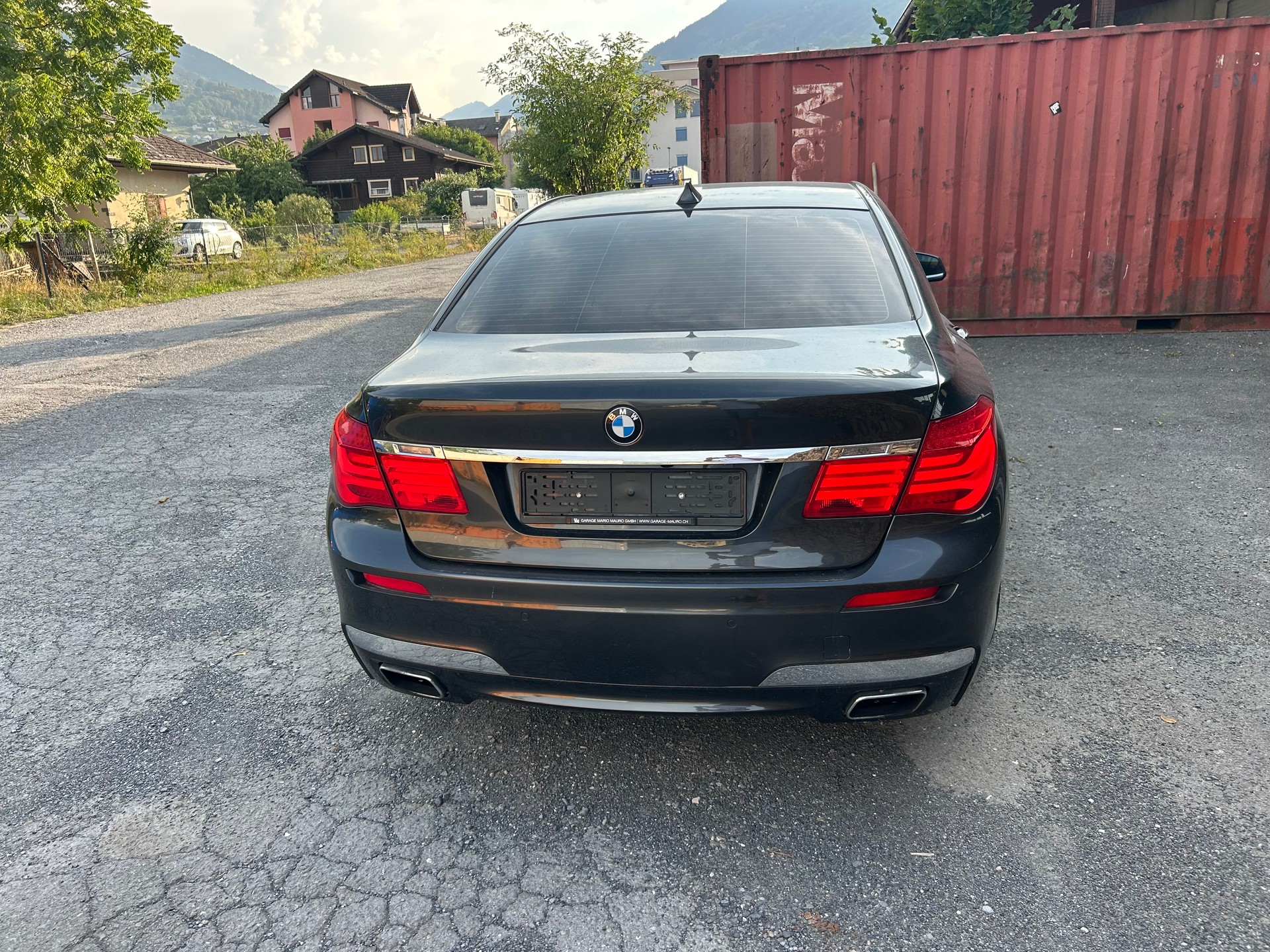 BMW 750i-image-3