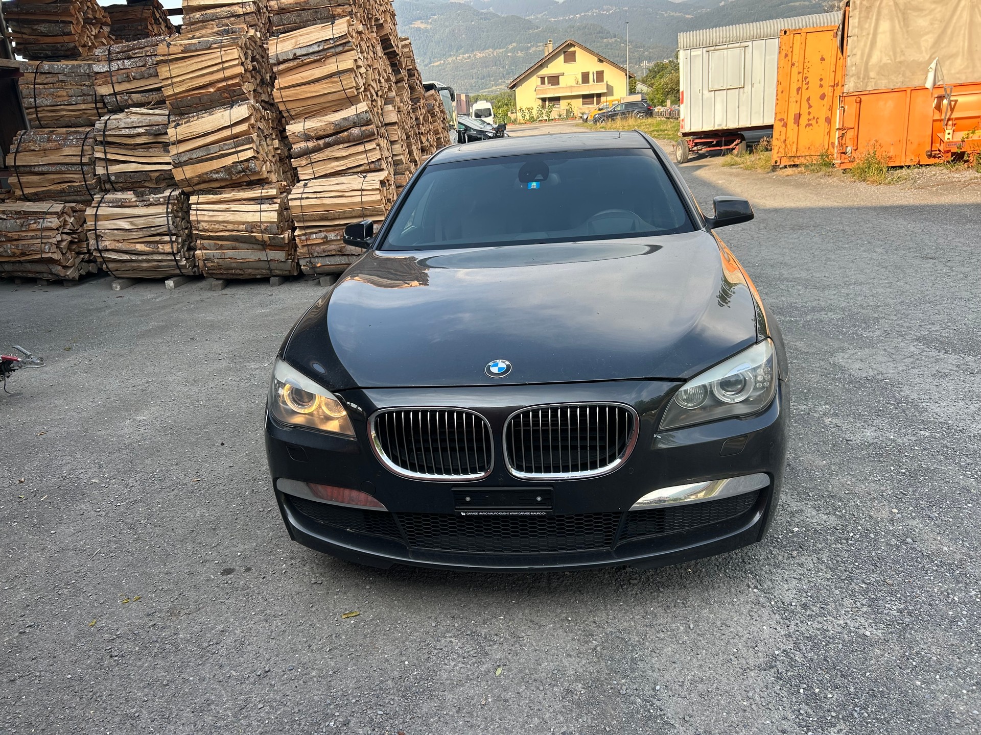 BMW 750i-image-1