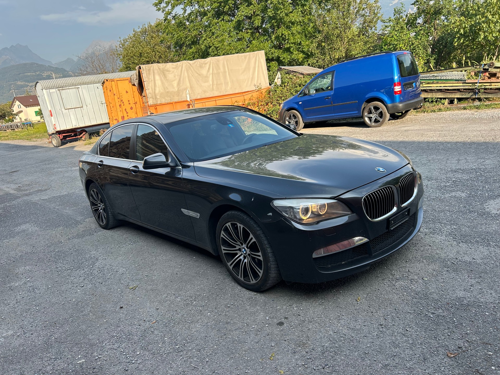 BMW 750i-image-0