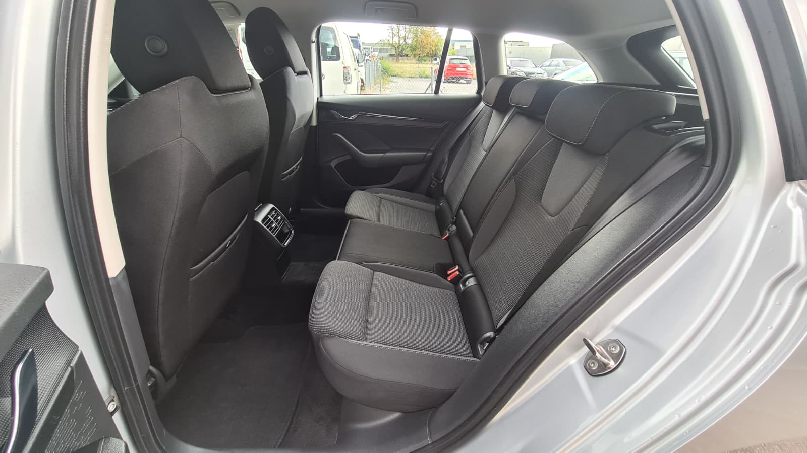 SKODA Octavia Combi 2.0 TDI DSG Ambition ** Gr-Navi ** RF-Kamera ** Sitzheizung ** Abstandsregelsysteme ** Frisch Ab MFK & Service **-image-19