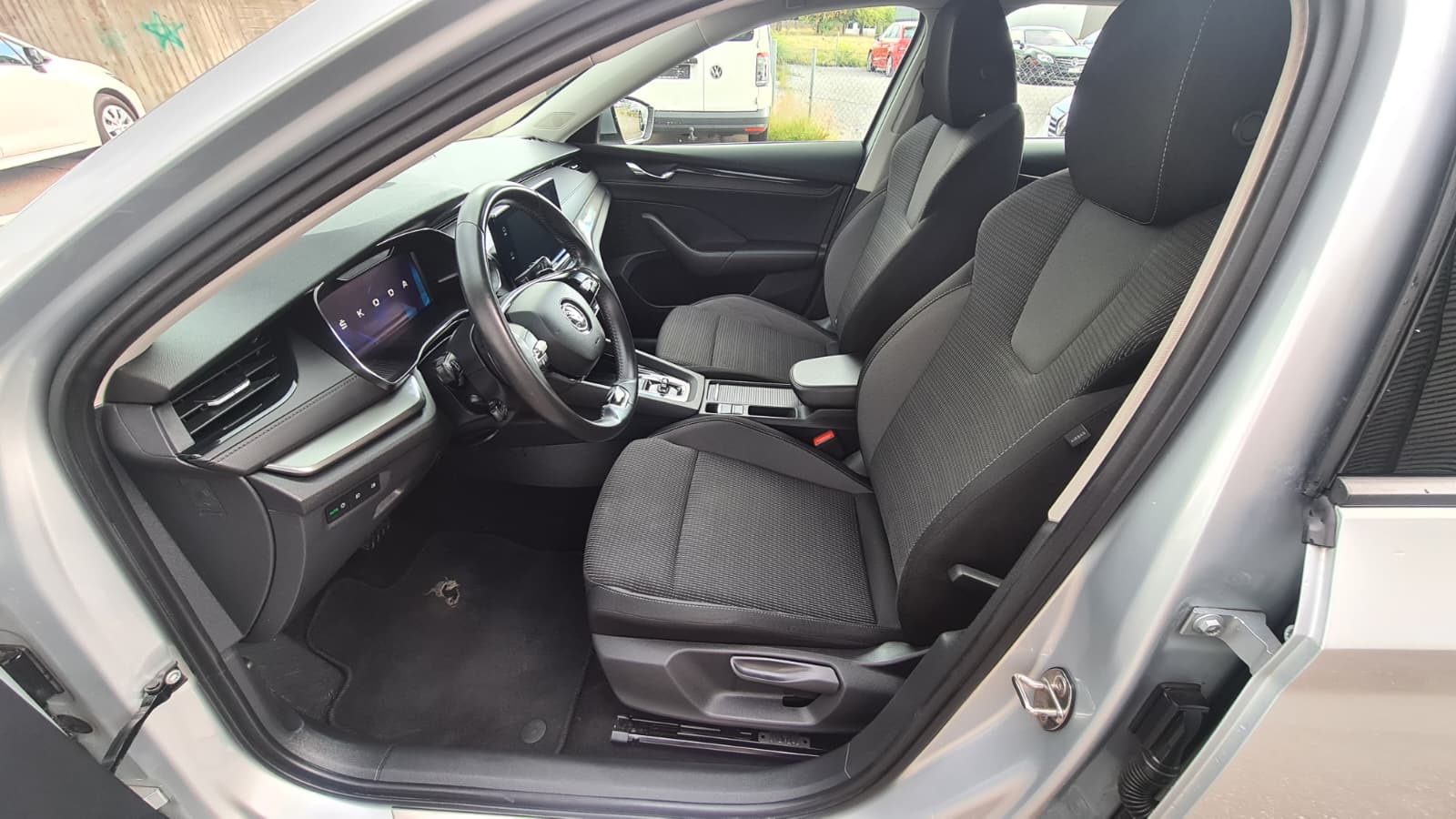 SKODA Octavia Combi 2.0 TDI DSG Ambition ** Gr-Navi ** RF-Kamera ** Sitzheizung ** Abstandsregelsysteme ** Frisch Ab MFK & Service **-image-18