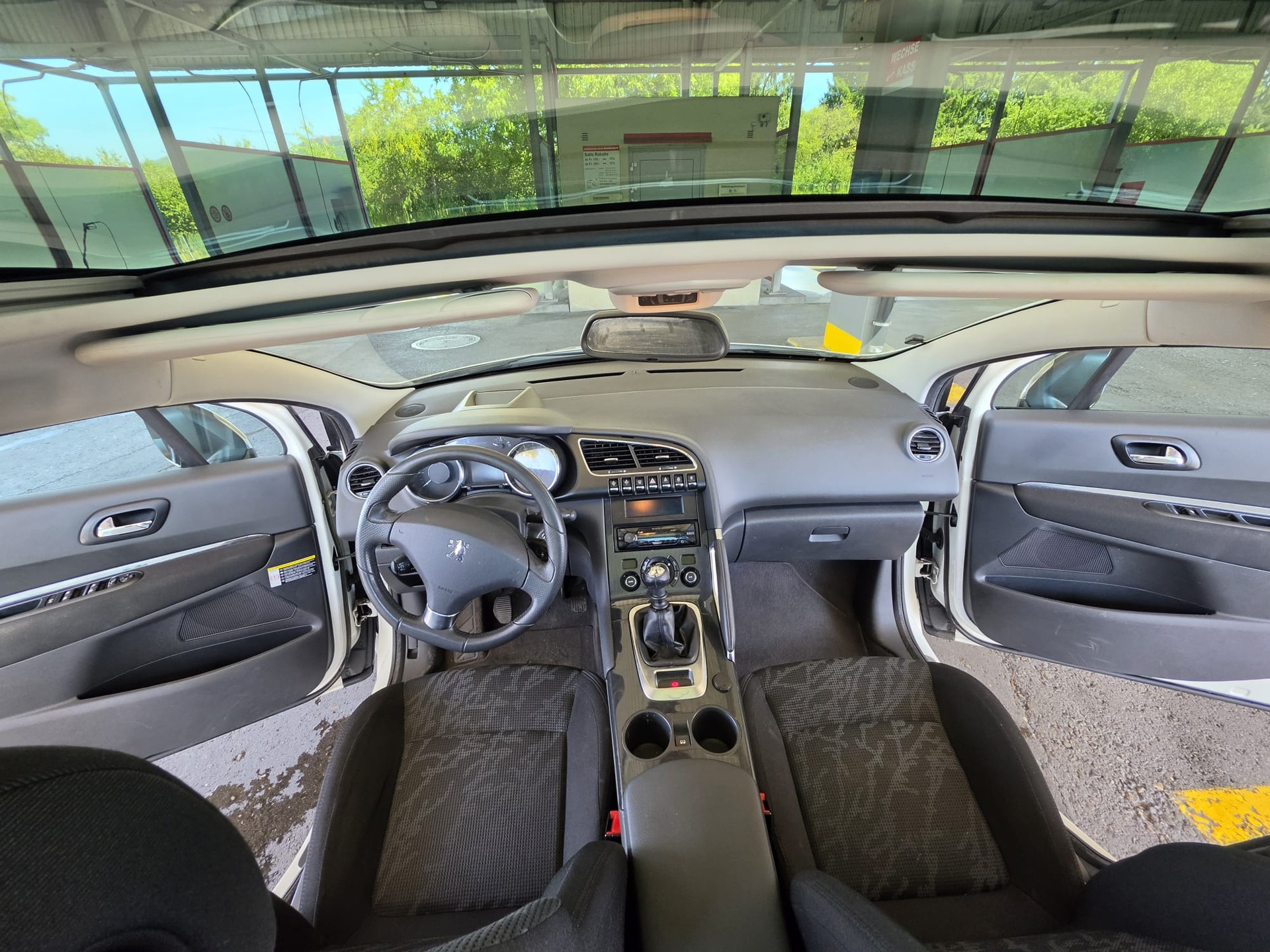 PEUGEOT 3008 1.6 16V T Allure-image-12