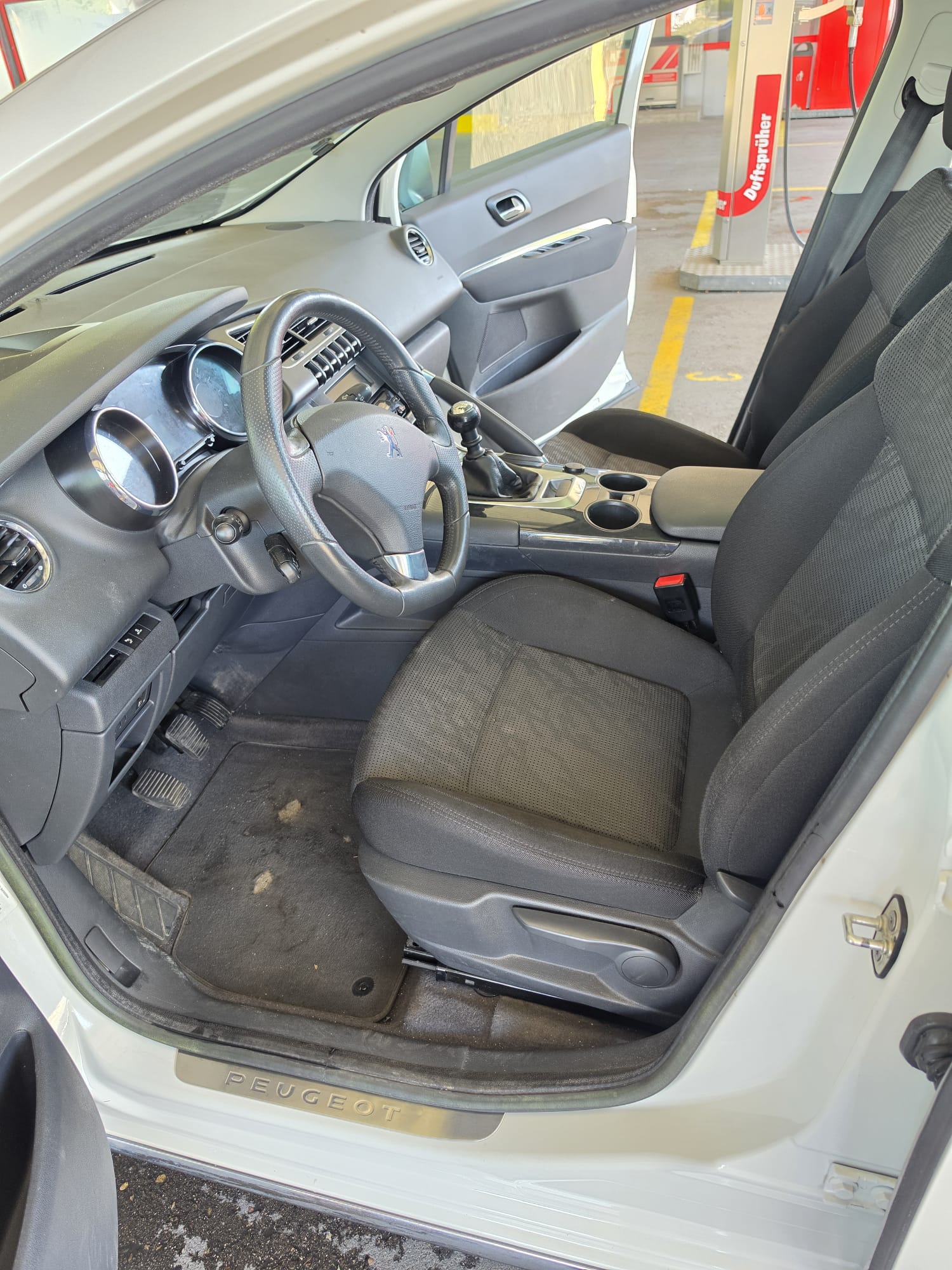 PEUGEOT 3008 1.6 16V T Allure-image-7