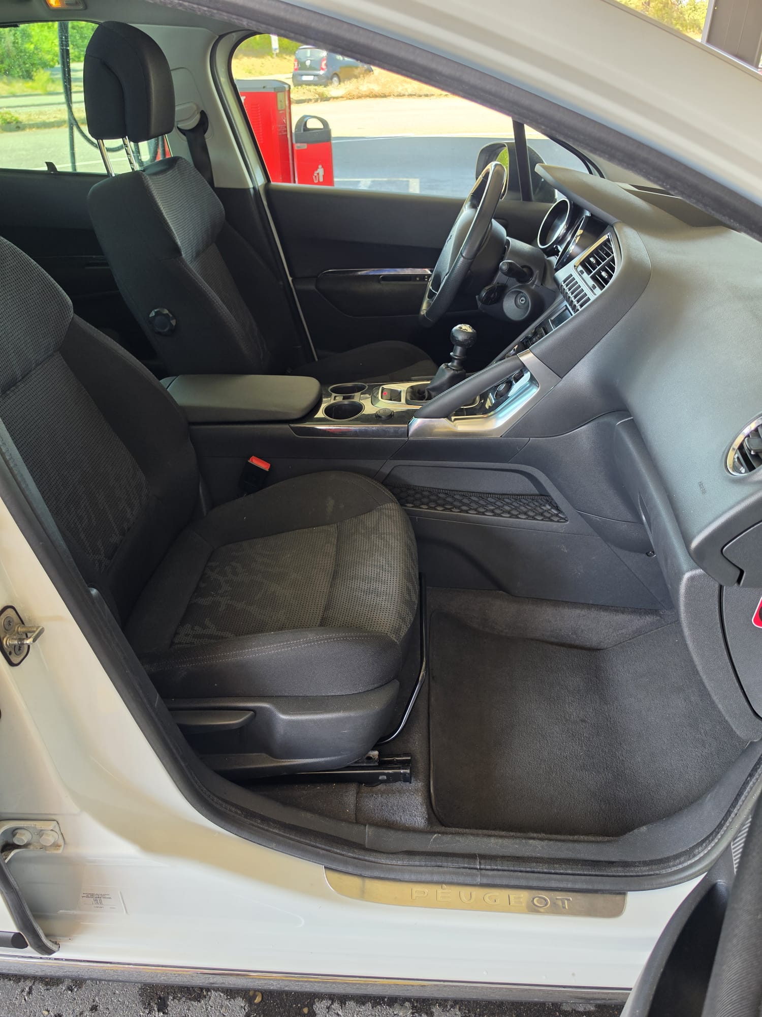 PEUGEOT 3008 1.6 16V T Allure-image-11