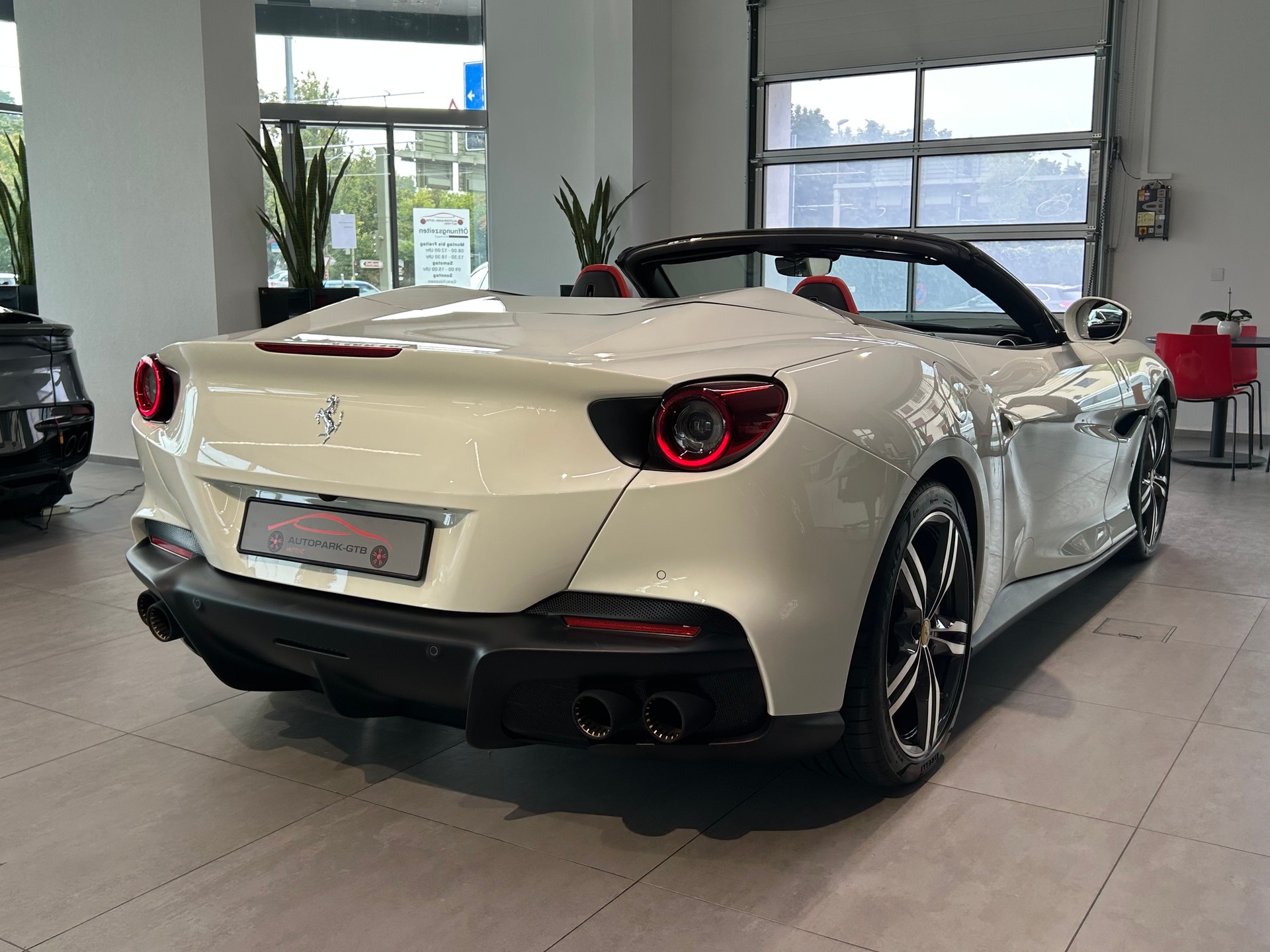 FERRARI Portofino M-image-8