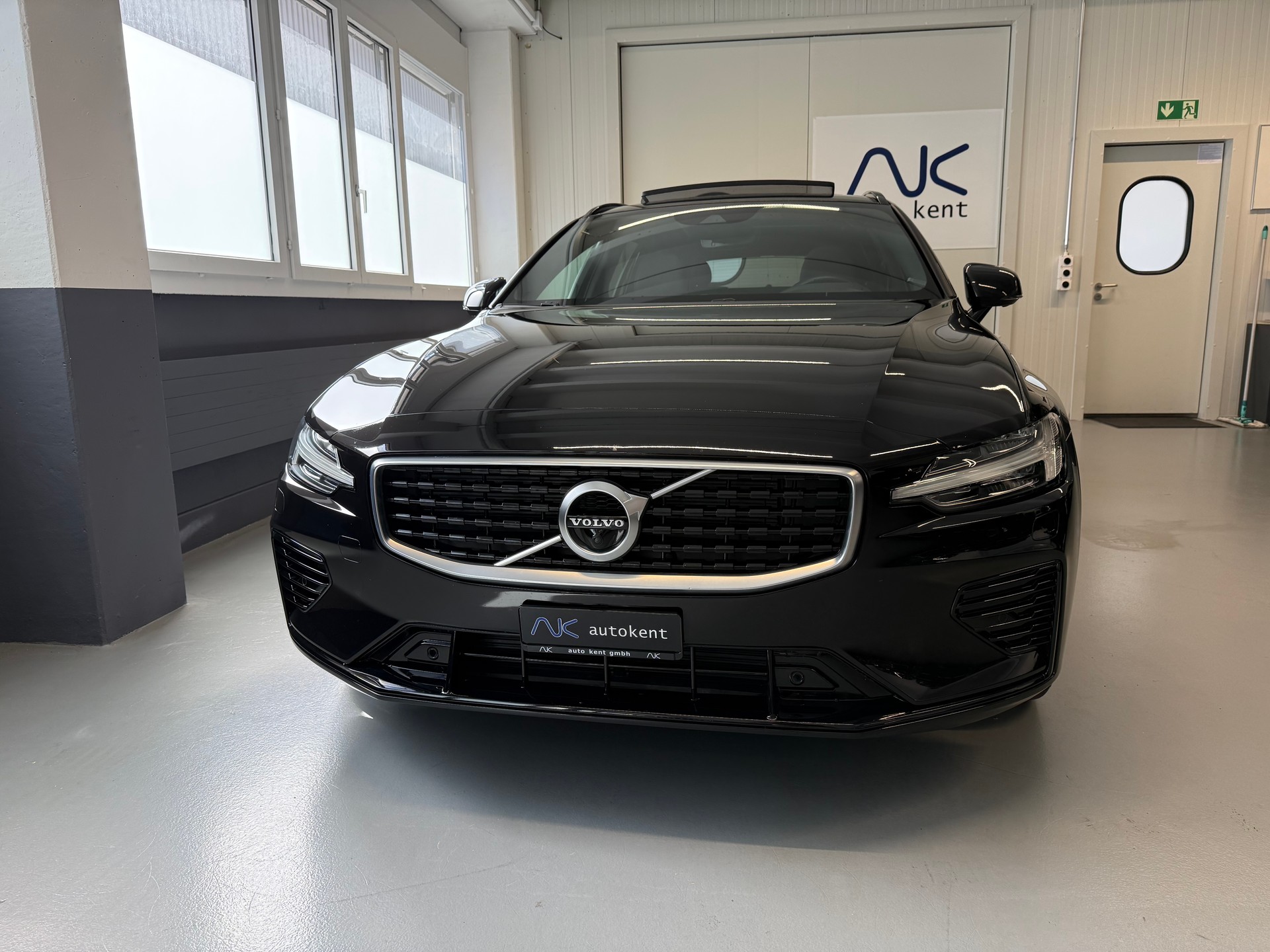VOLVO V60 T8 eAWD Twin Engine R-Design Geartronic-image-1
