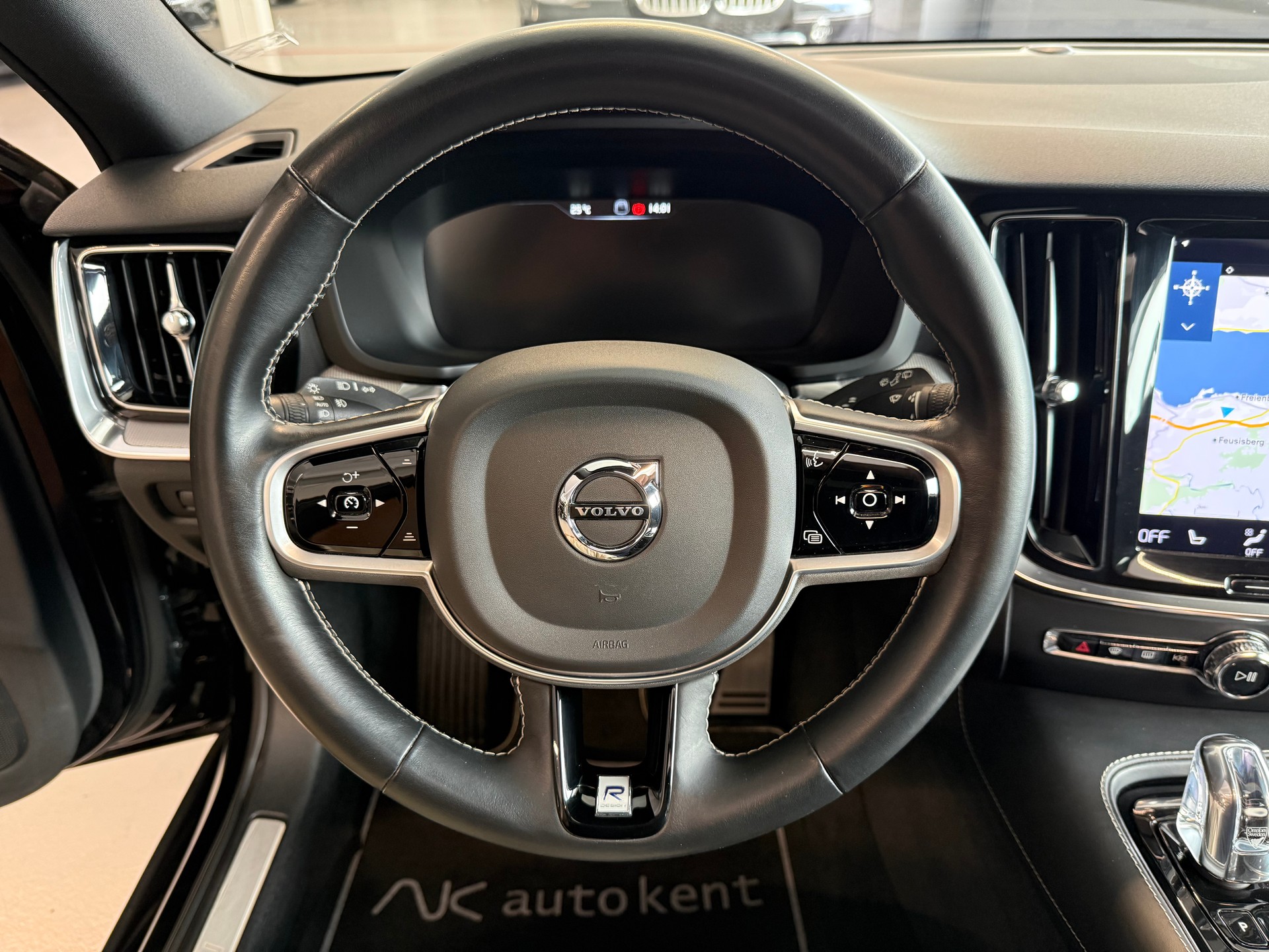 VOLVO V60 T8 eAWD Twin Engine R-Design Geartronic-image-9