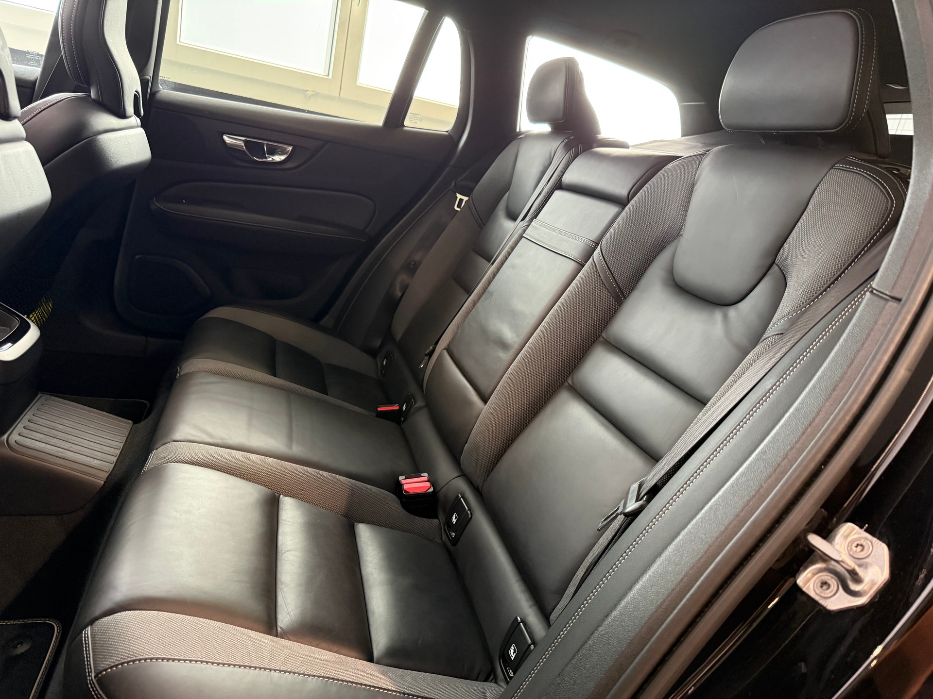 VOLVO V60 T8 eAWD Twin Engine R-Design Geartronic-image-21