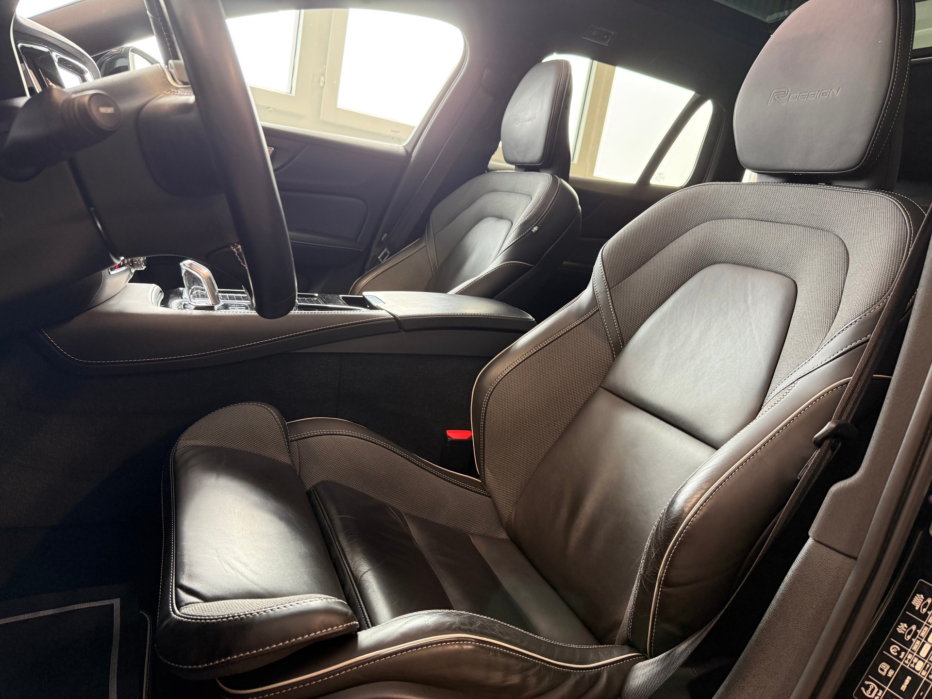 VOLVO V60 T8 eAWD Twin Engine R-Design Geartronic-image-16