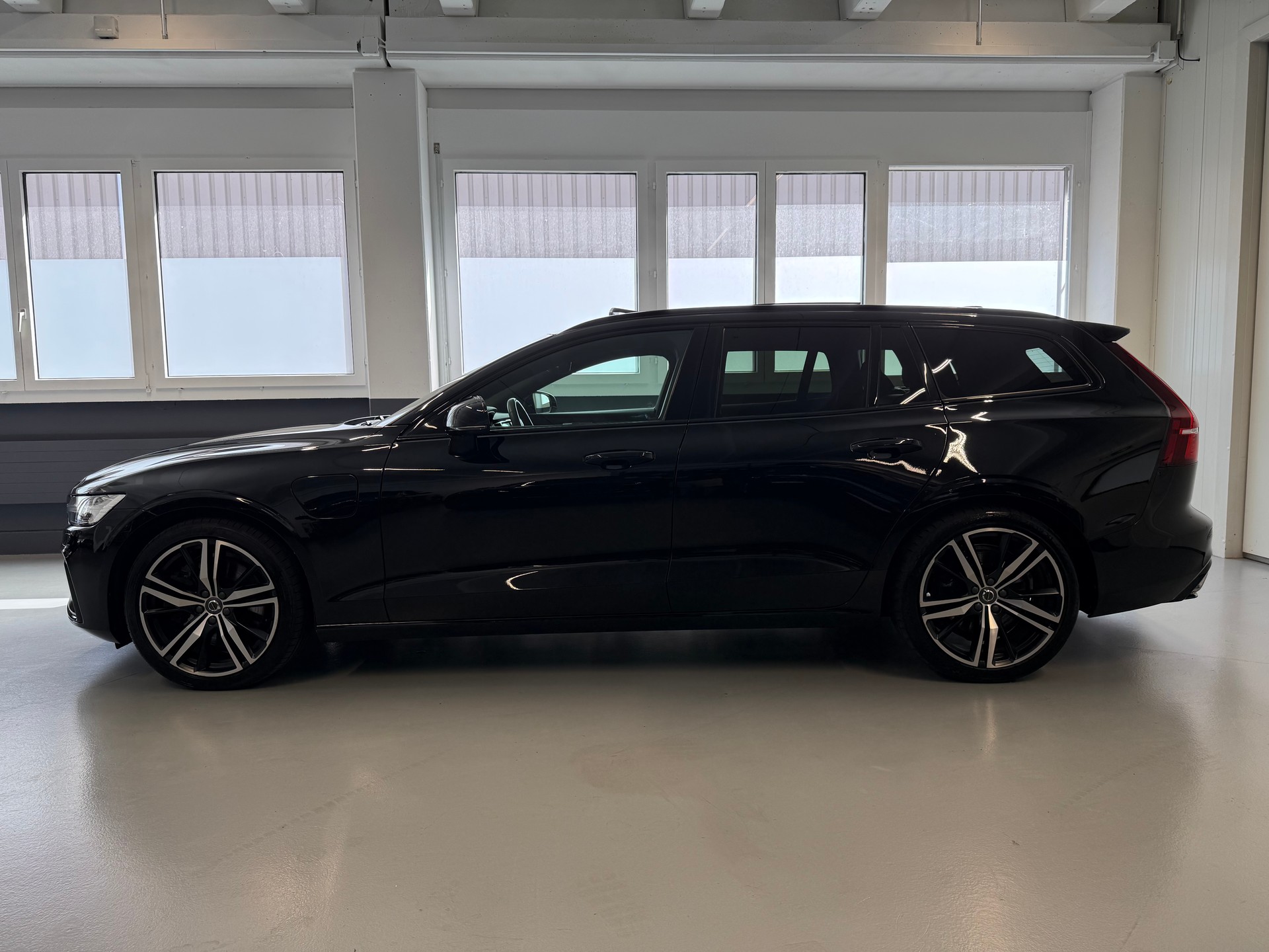 VOLVO V60 T8 eAWD Twin Engine R-Design Geartronic-image-2