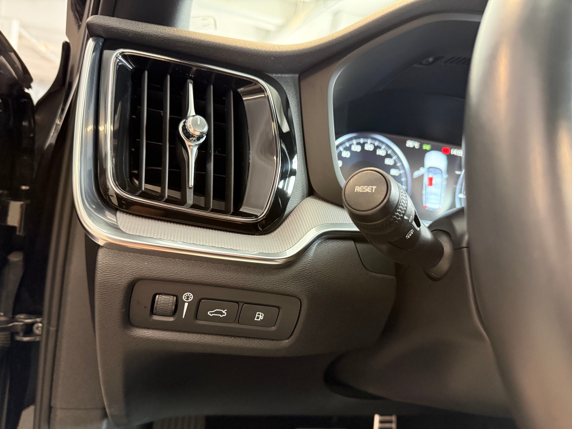 VOLVO V60 T8 eAWD Twin Engine R-Design Geartronic-image-13