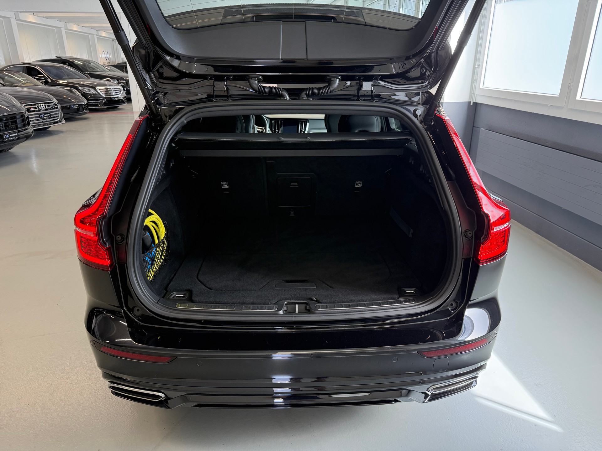 VOLVO V60 T8 eAWD Twin Engine R-Design Geartronic-image-5