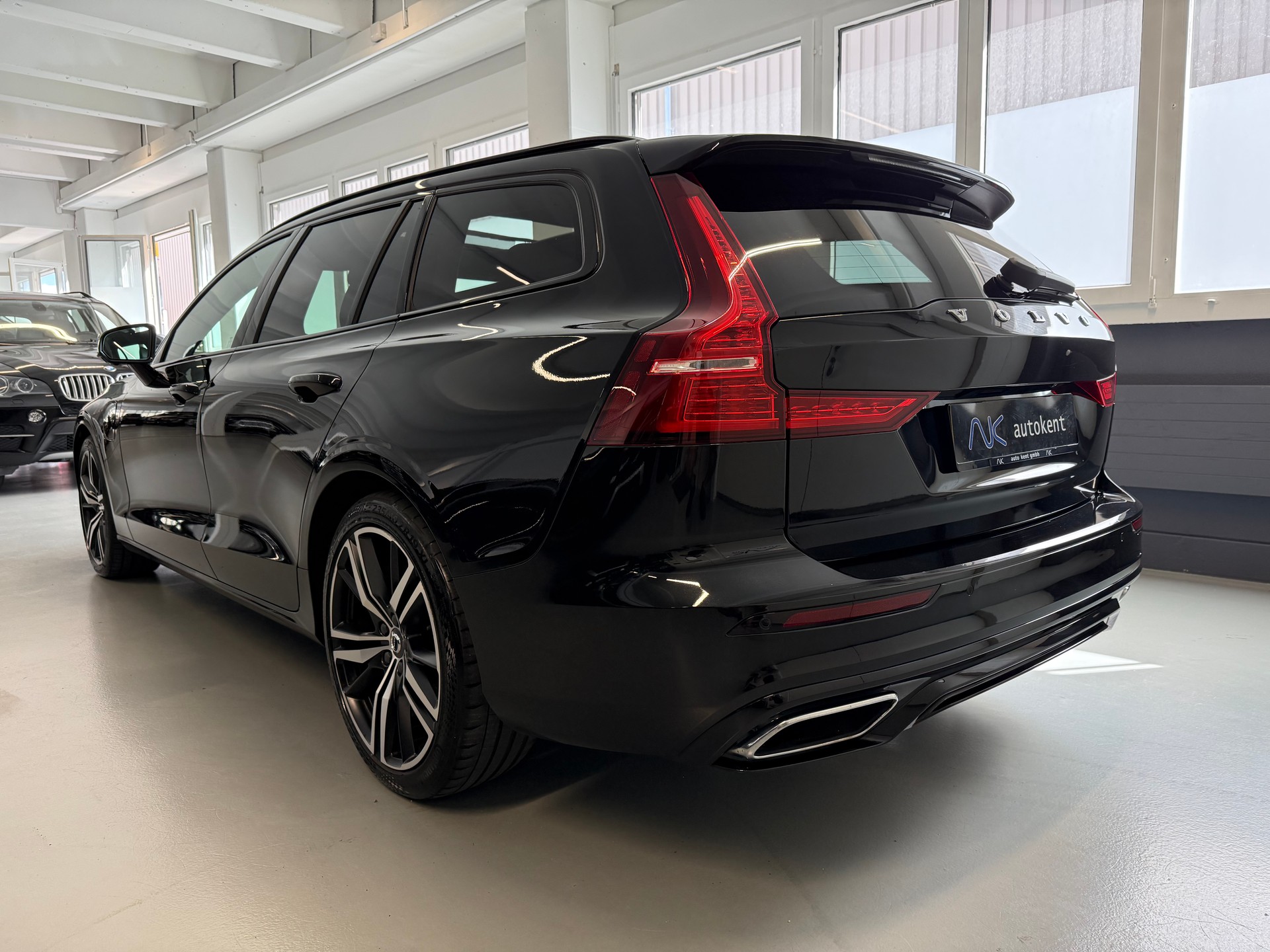 VOLVO V60 T8 eAWD Twin Engine R-Design Geartronic-image-3