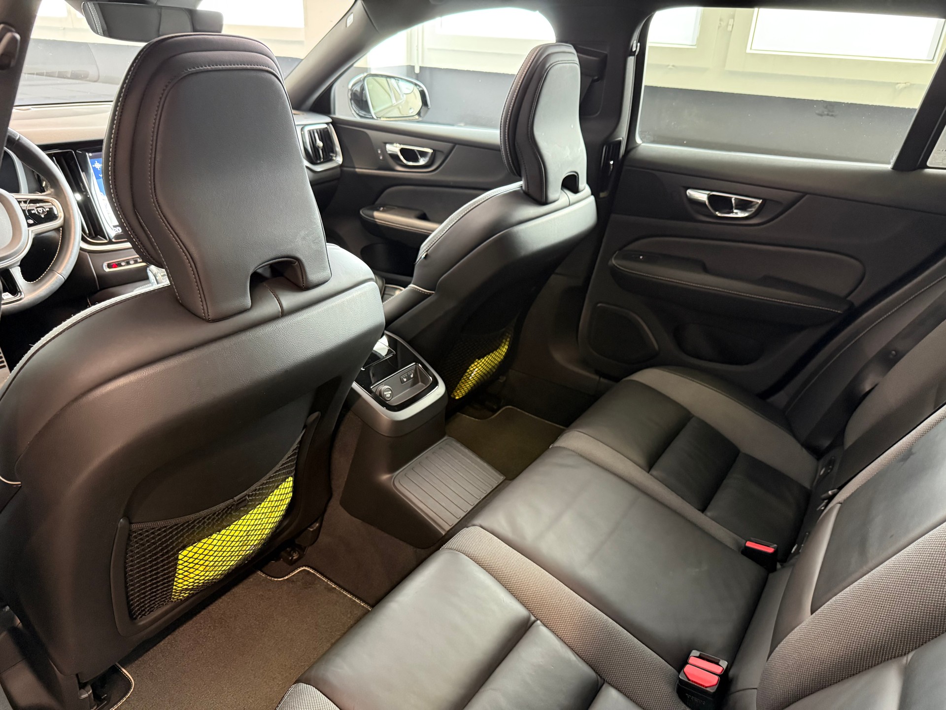 VOLVO V60 T8 eAWD Twin Engine R-Design Geartronic-image-18