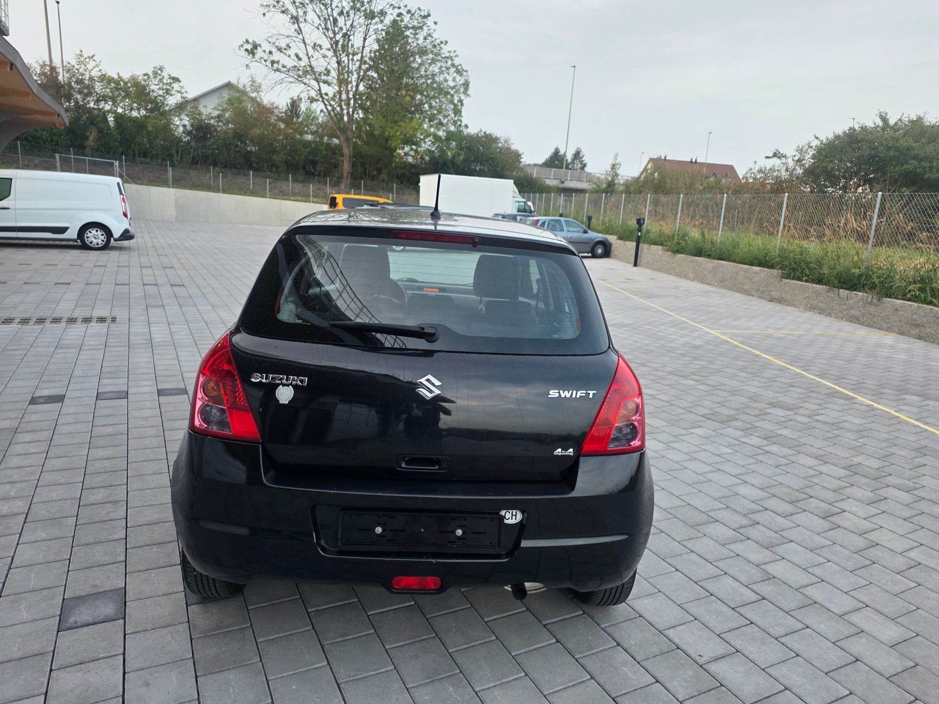 SUZUKI Swift 1.3i 16V GL Top Piz Sulai LE 4x4-image-8