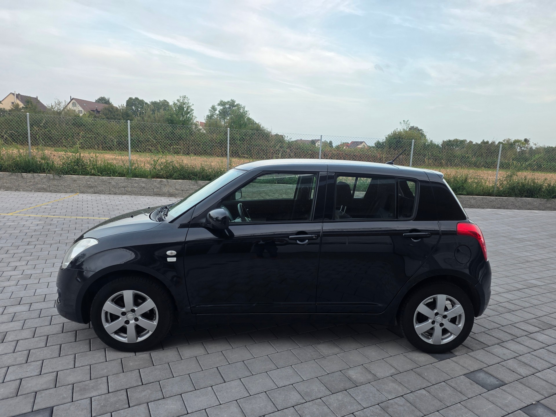 SUZUKI Swift 1.3i 16V GL Top Piz Sulai LE 4x4-image-5