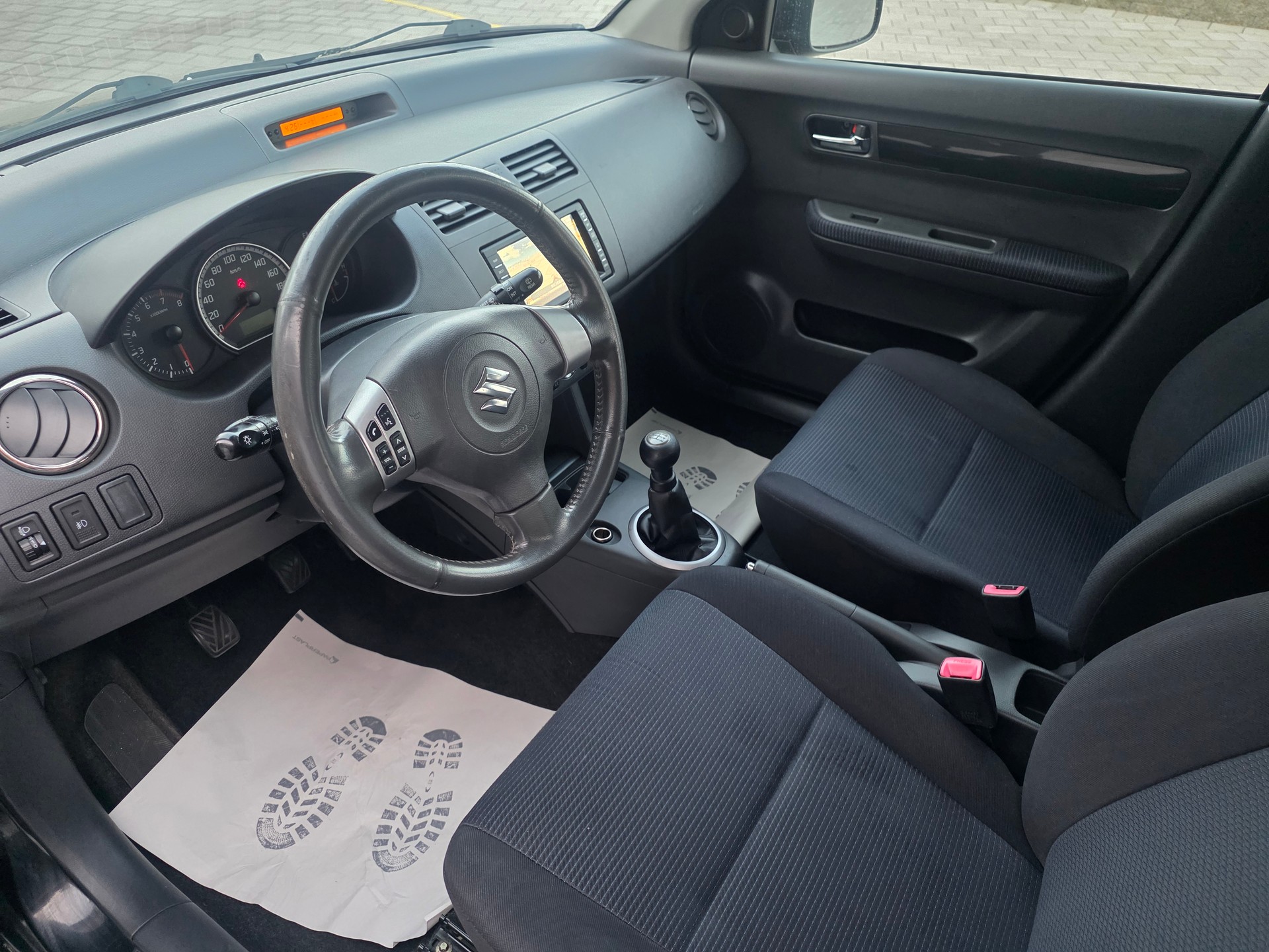 SUZUKI Swift 1.3i 16V GL Top Piz Sulai LE 4x4-image-10