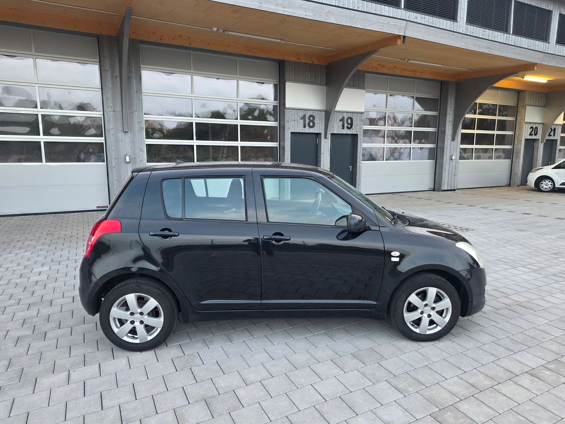 SUZUKI Swift 1.3i 16V GL Top Piz Sulai LE 4x4-image-4
