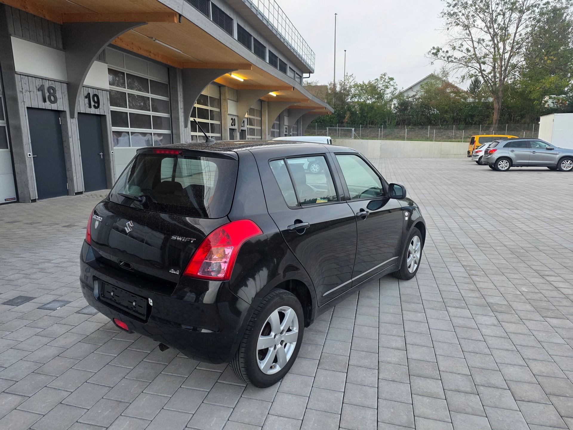 SUZUKI Swift 1.3i 16V GL Top Piz Sulai LE 4x4-image-7