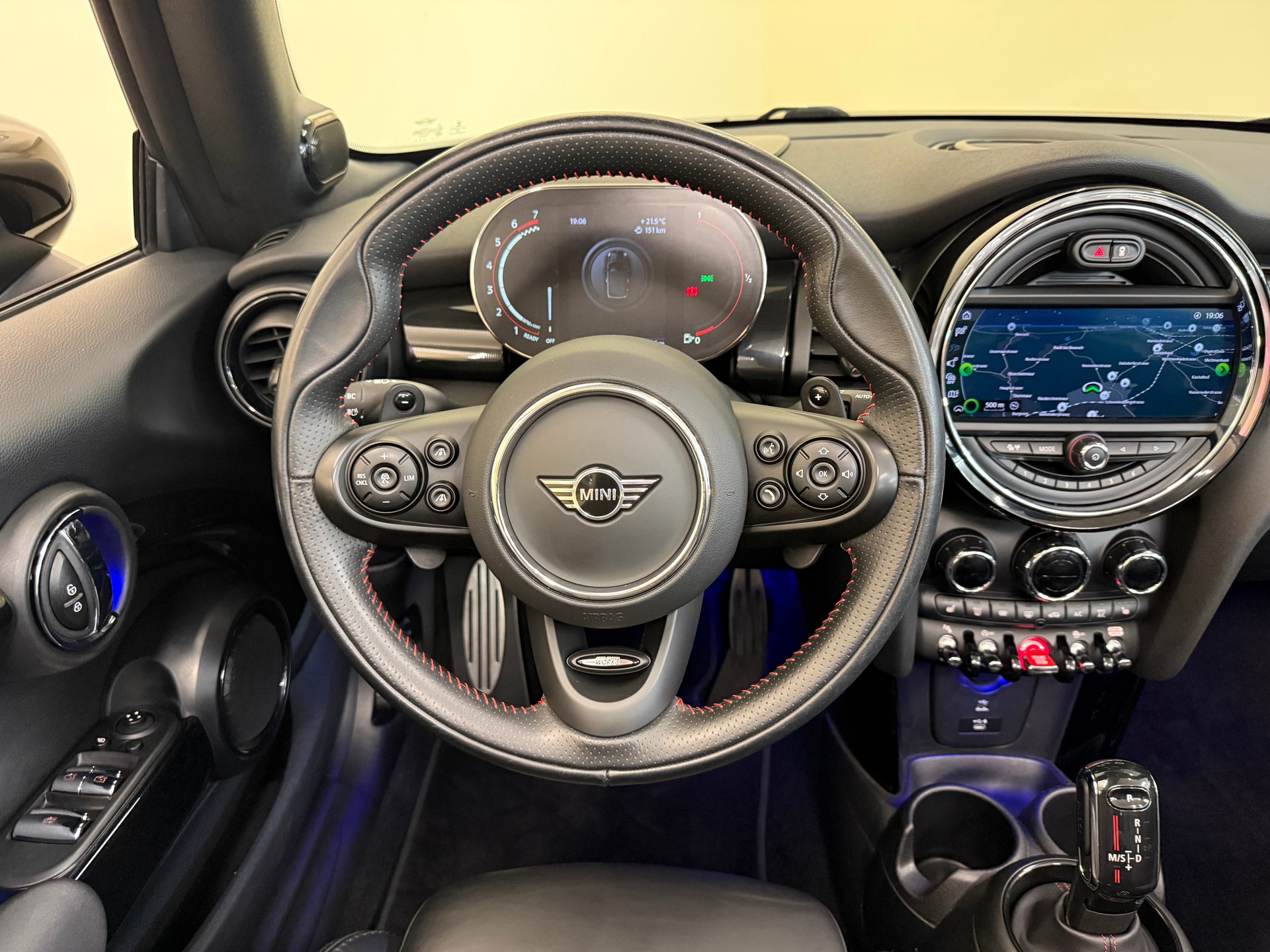 MINI Cooper John Cooper Works Cabriolet Steptronic-image-18