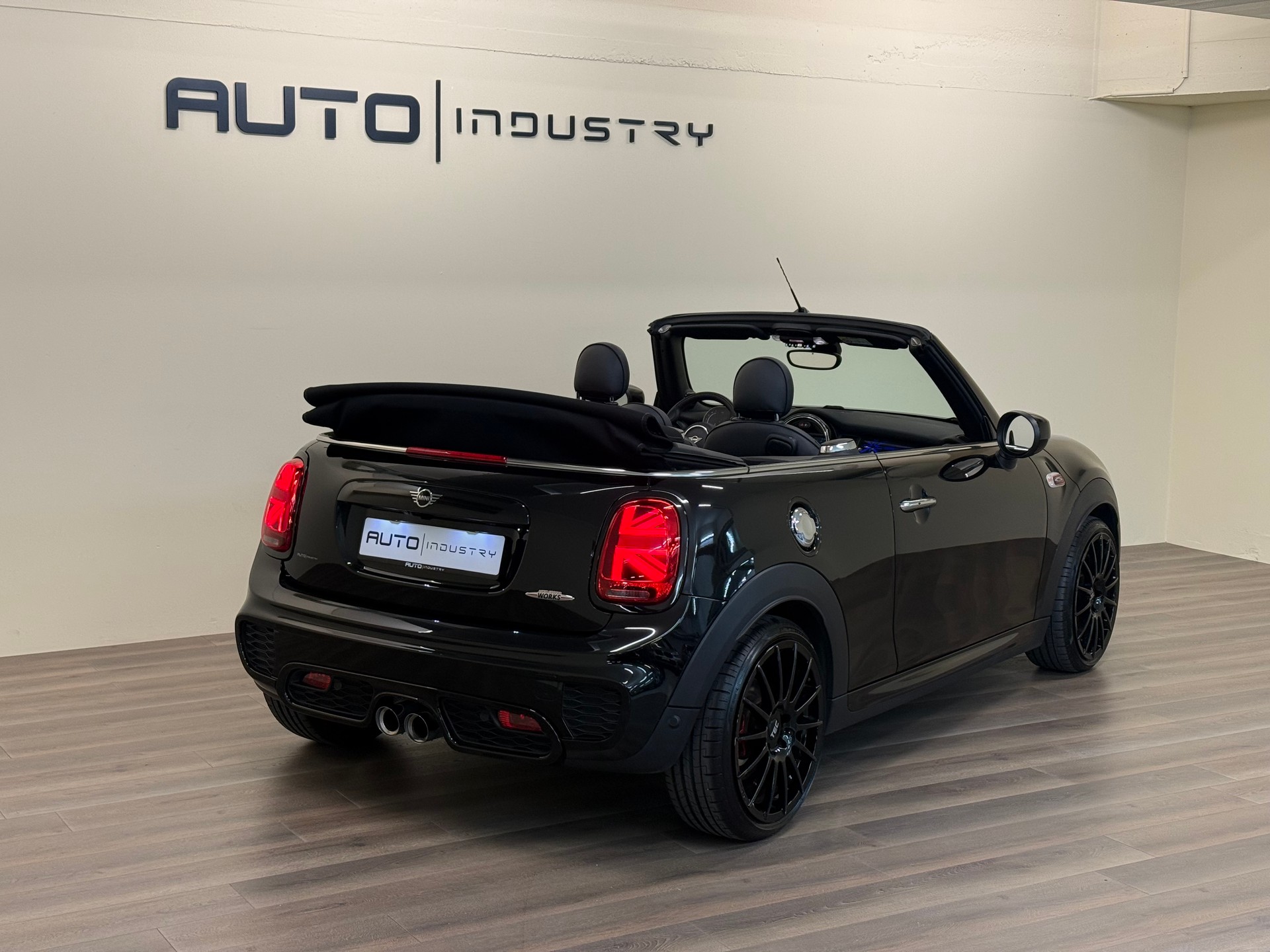 MINI Cooper John Cooper Works Cabriolet Steptronic-image-6