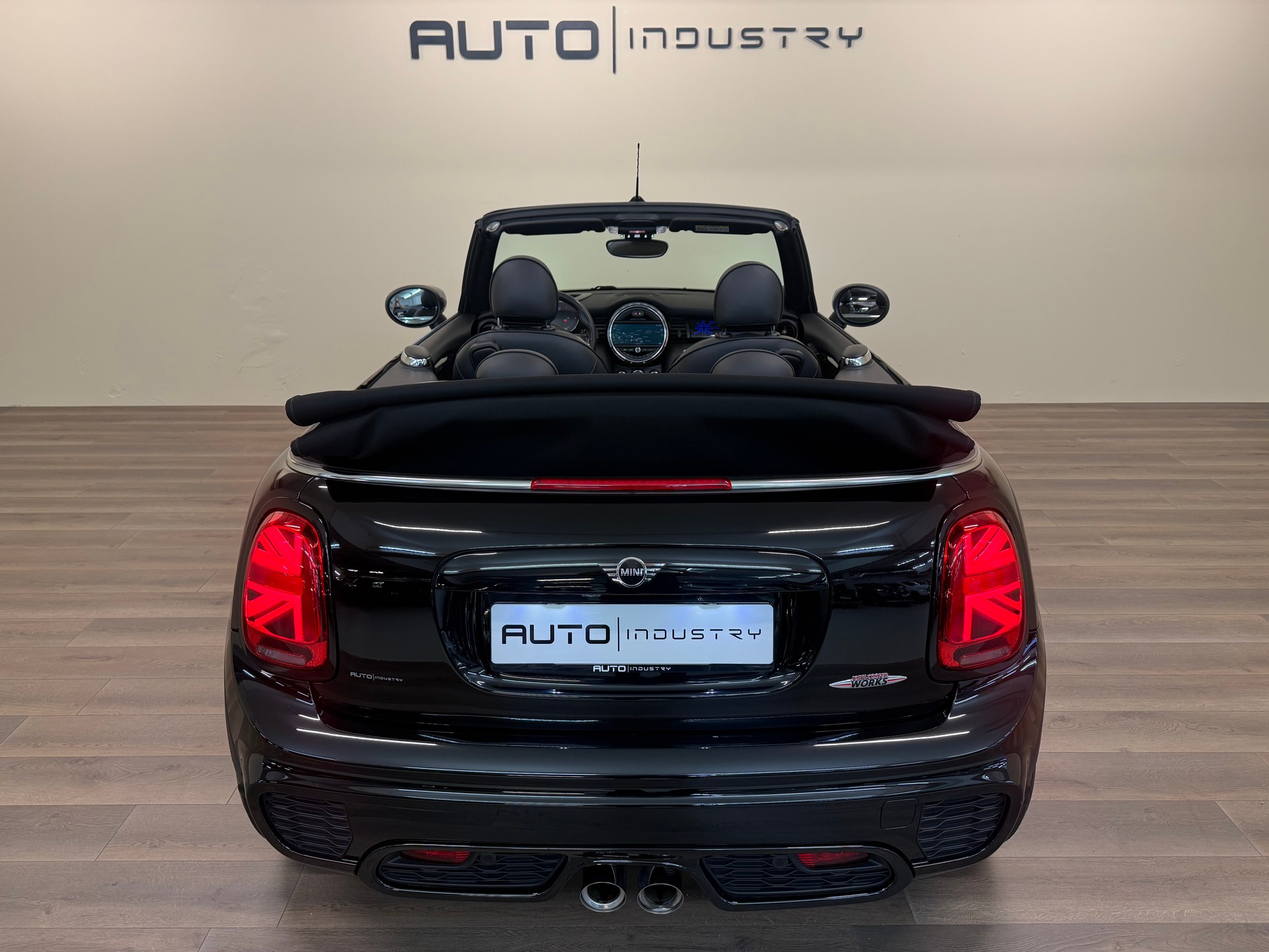 MINI Cooper John Cooper Works Cabriolet Steptronic-image-12