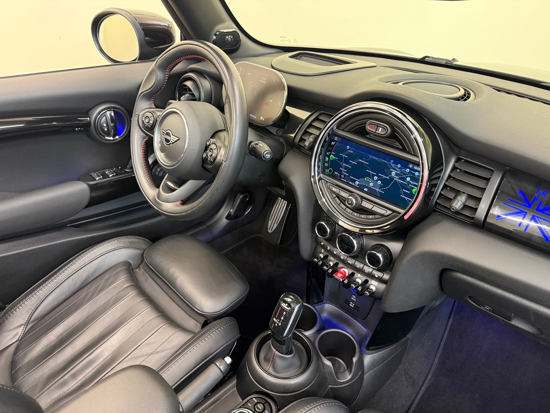 MINI Cooper John Cooper Works Cabriolet Steptronic-image-28