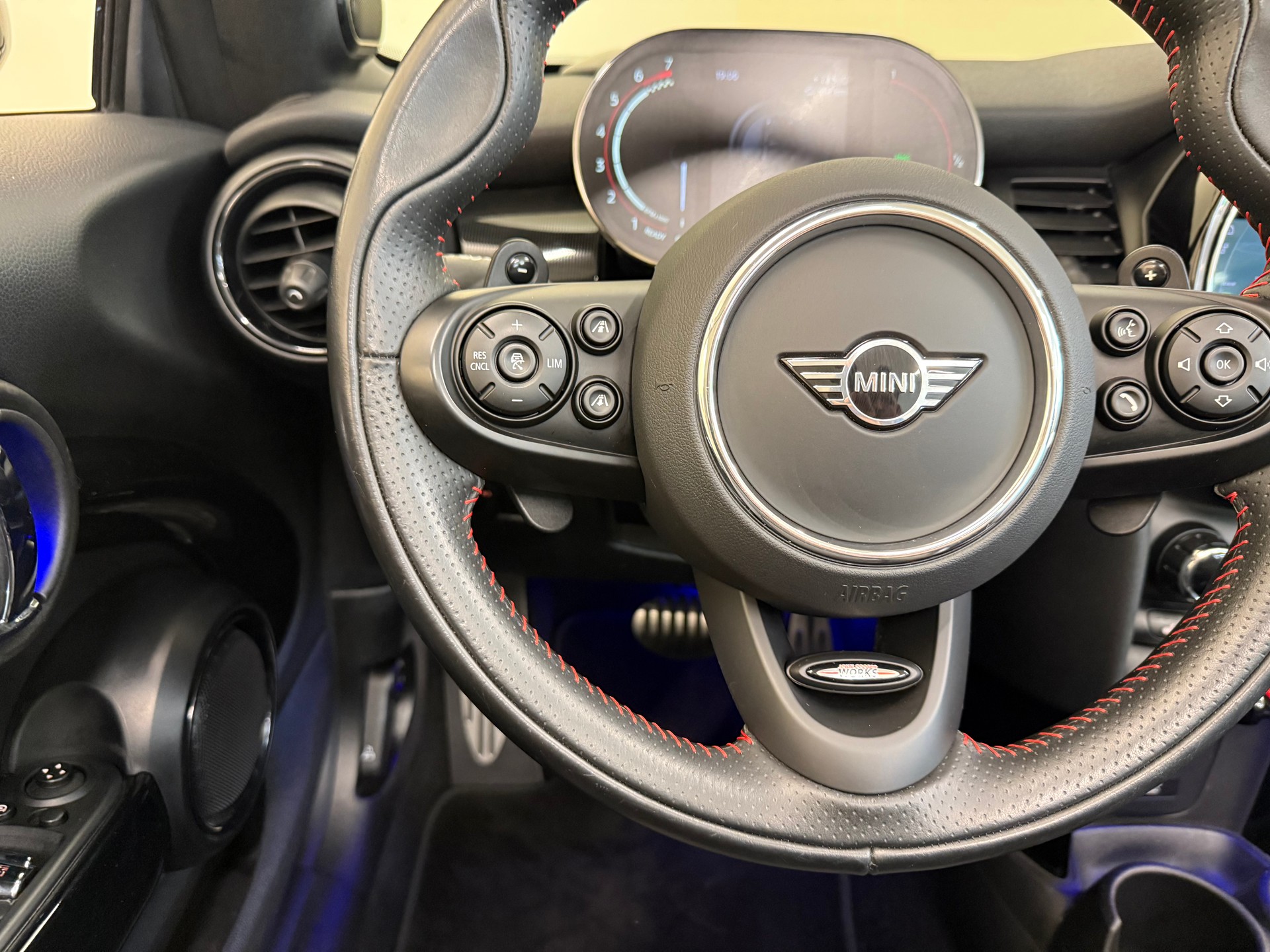 MINI Cooper John Cooper Works Cabriolet Steptronic-image-19