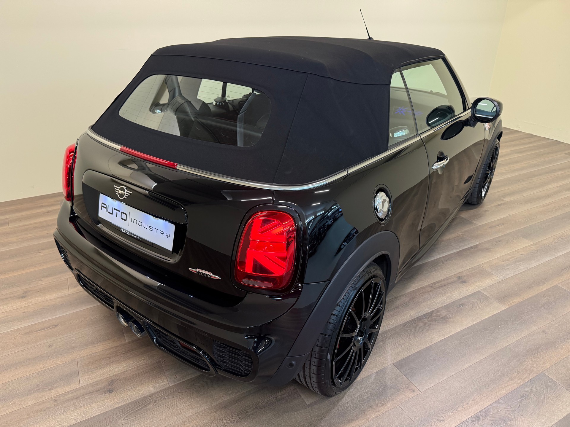 MINI Cooper John Cooper Works Cabriolet Steptronic-image-5