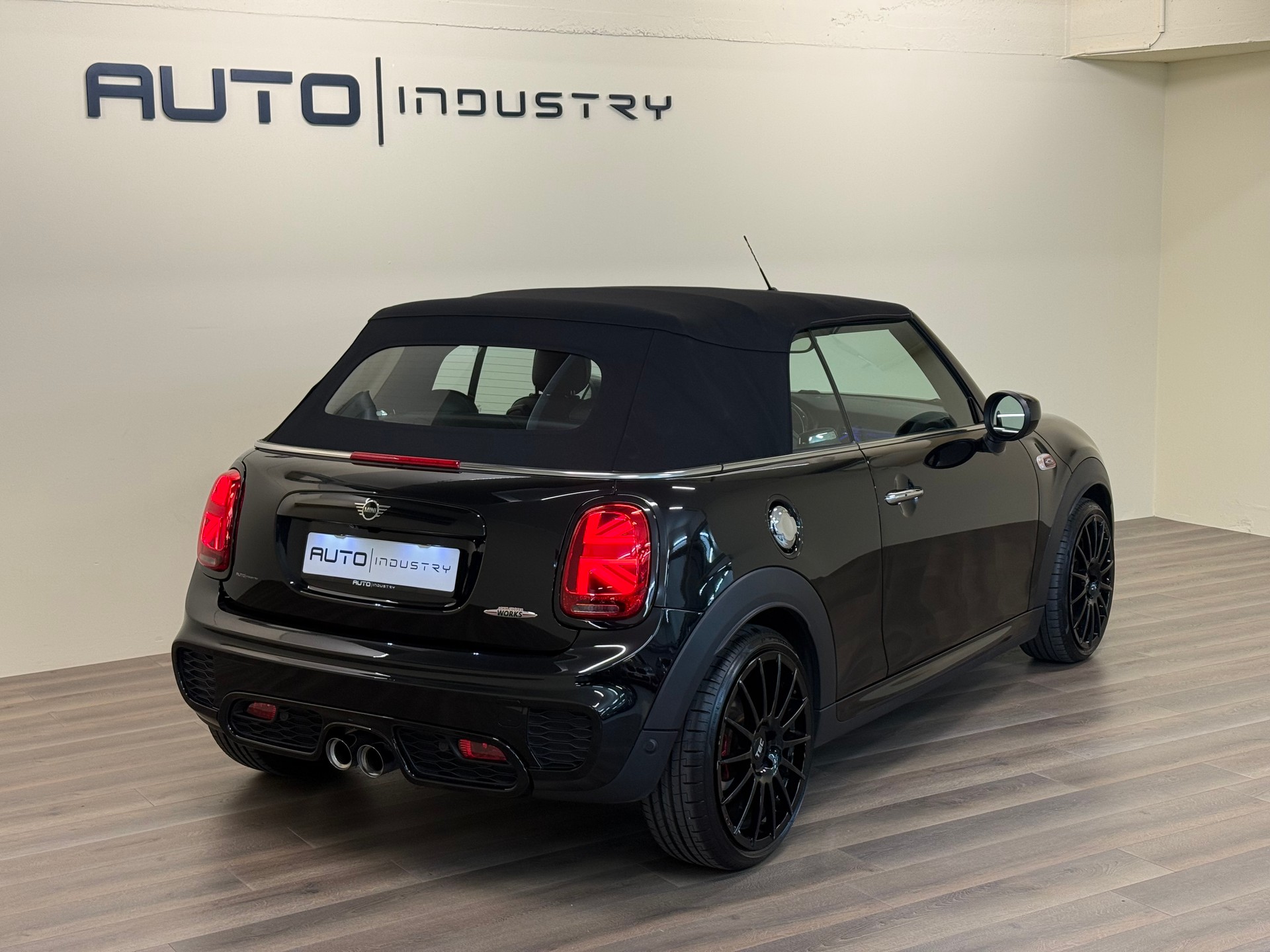 MINI Cooper John Cooper Works Cabriolet Steptronic-image-4