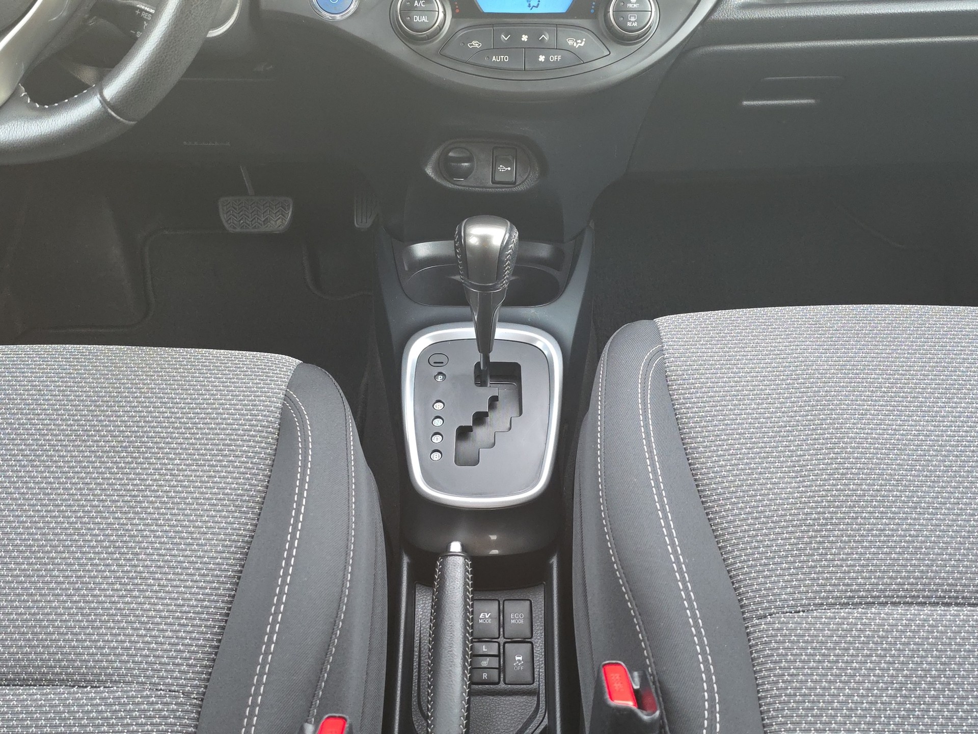 TOYOTA Yaris 1.5 VVT-i HSD Trend-image-14