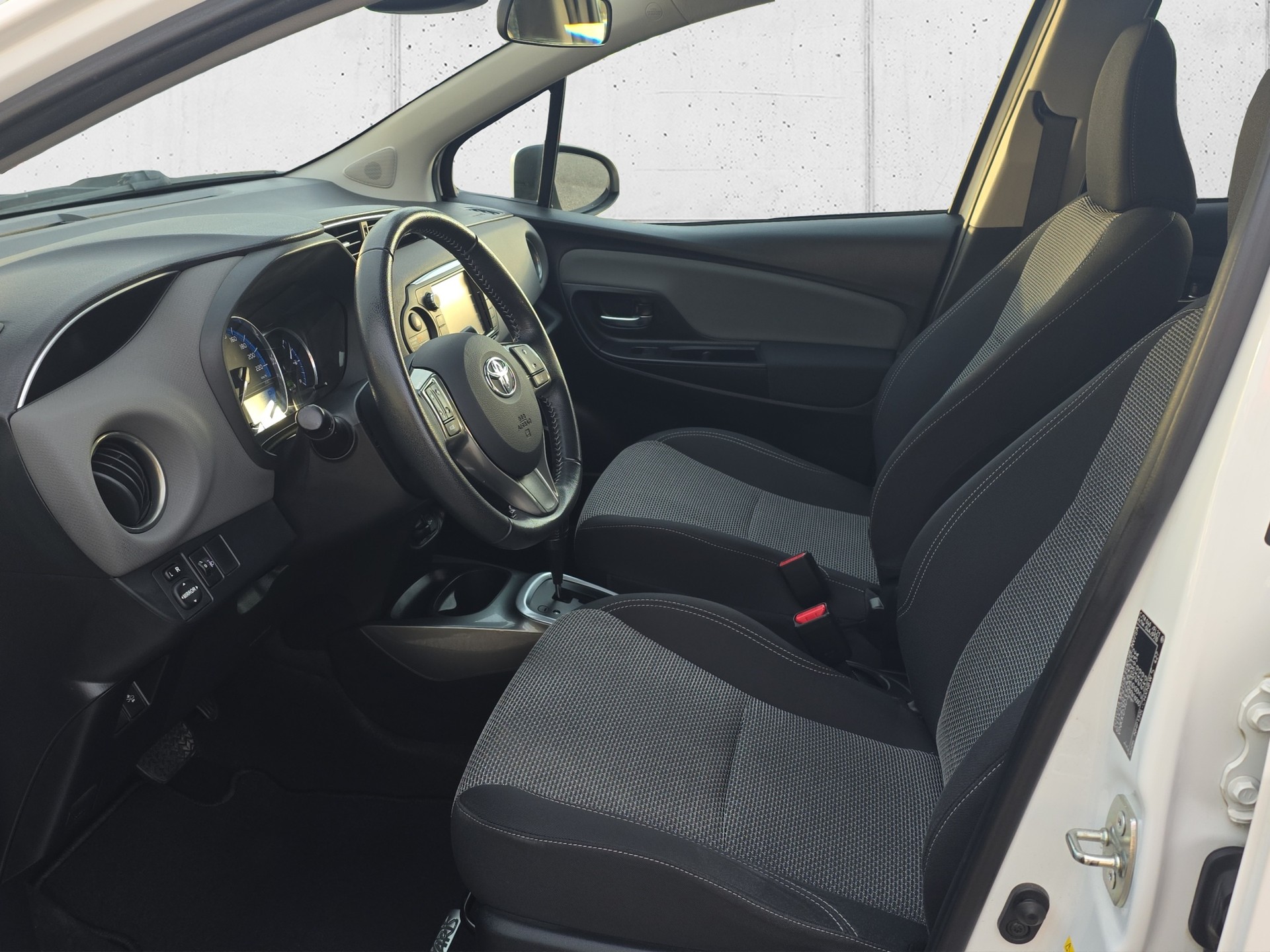 TOYOTA Yaris 1.5 VVT-i HSD Trend-image-8
