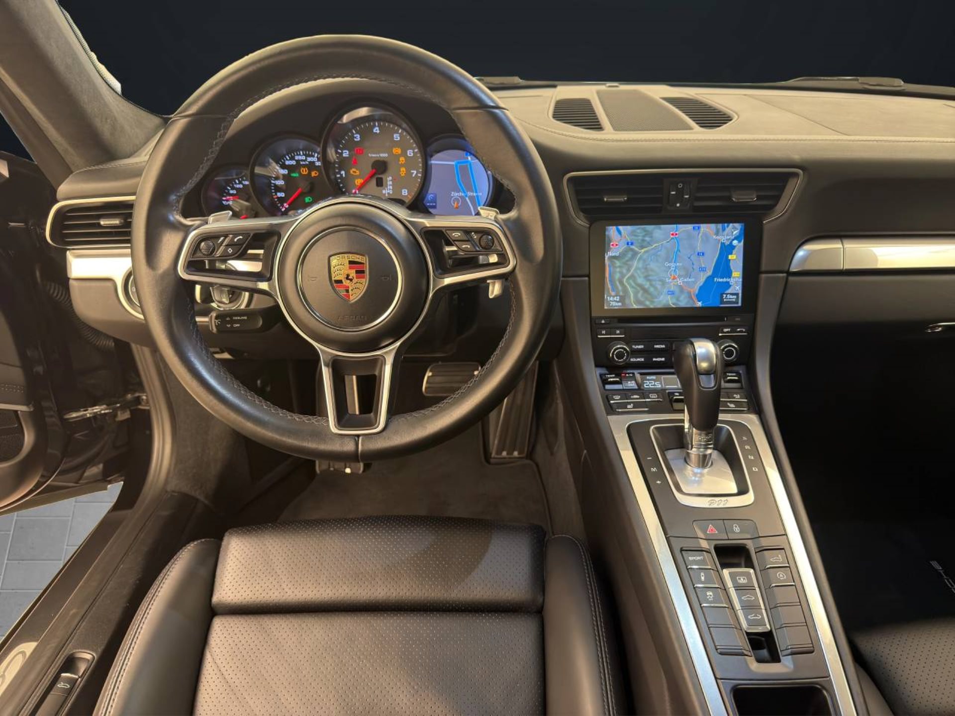 PORSCHE 911 Carrera 4S-image-21