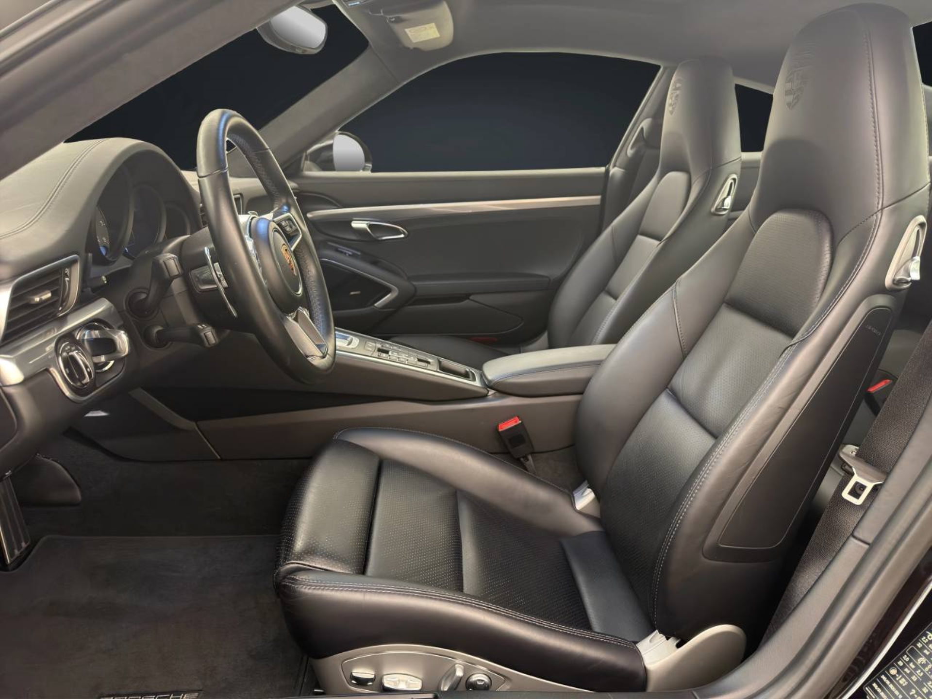 PORSCHE 911 Carrera 4S-image-4