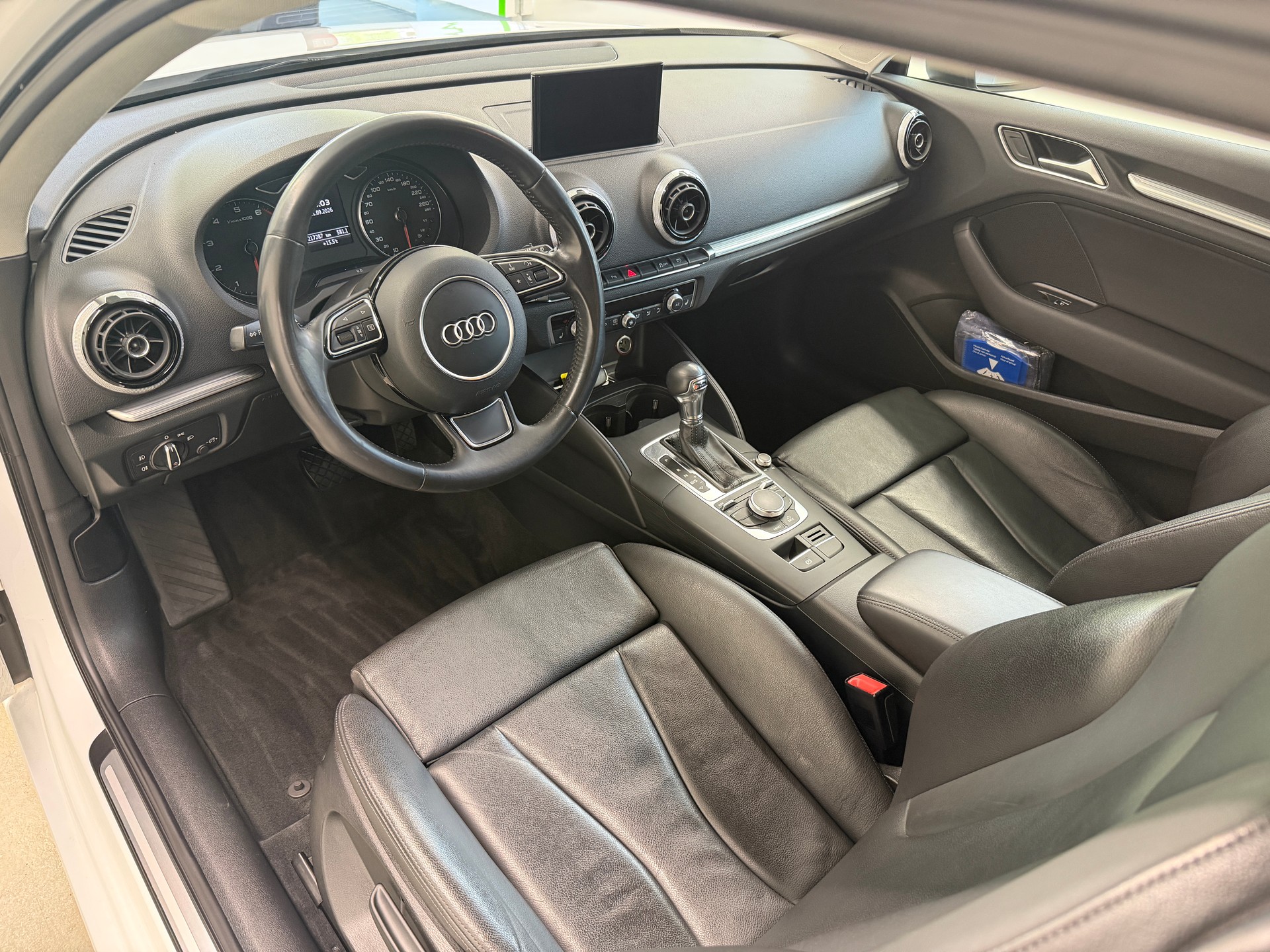 AUDI A3 1.8 TFSI Attraction S-tronic-image-11