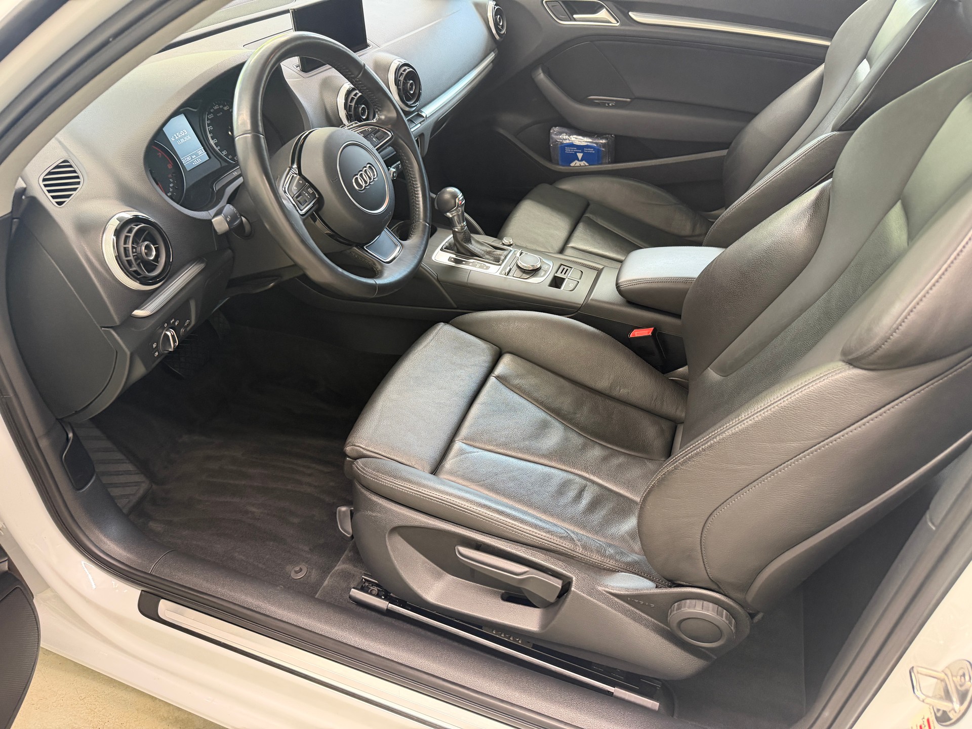 AUDI A3 1.8 TFSI Attraction S-tronic-image-12