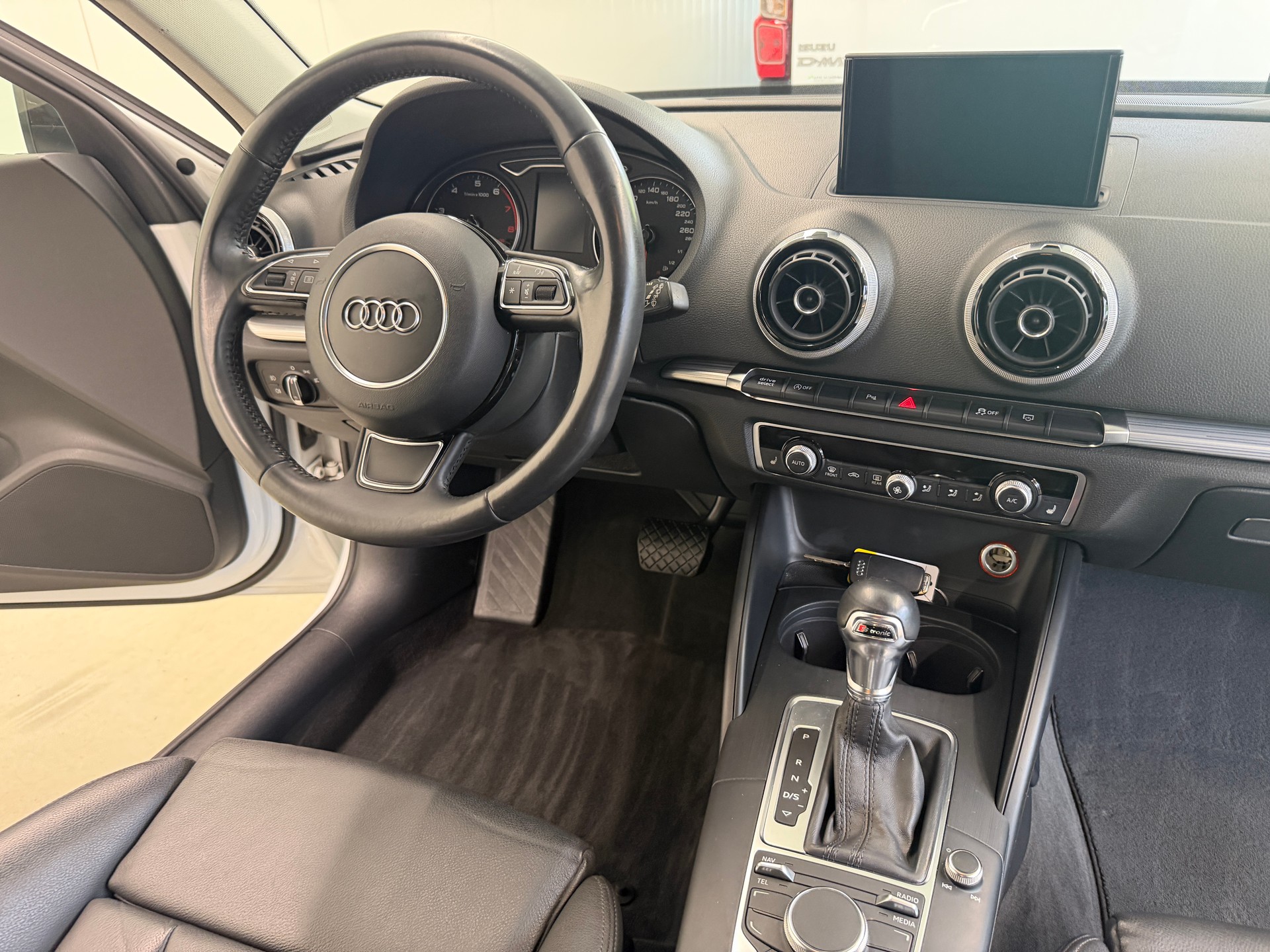 AUDI A3 1.8 TFSI Attraction S-tronic-image-19