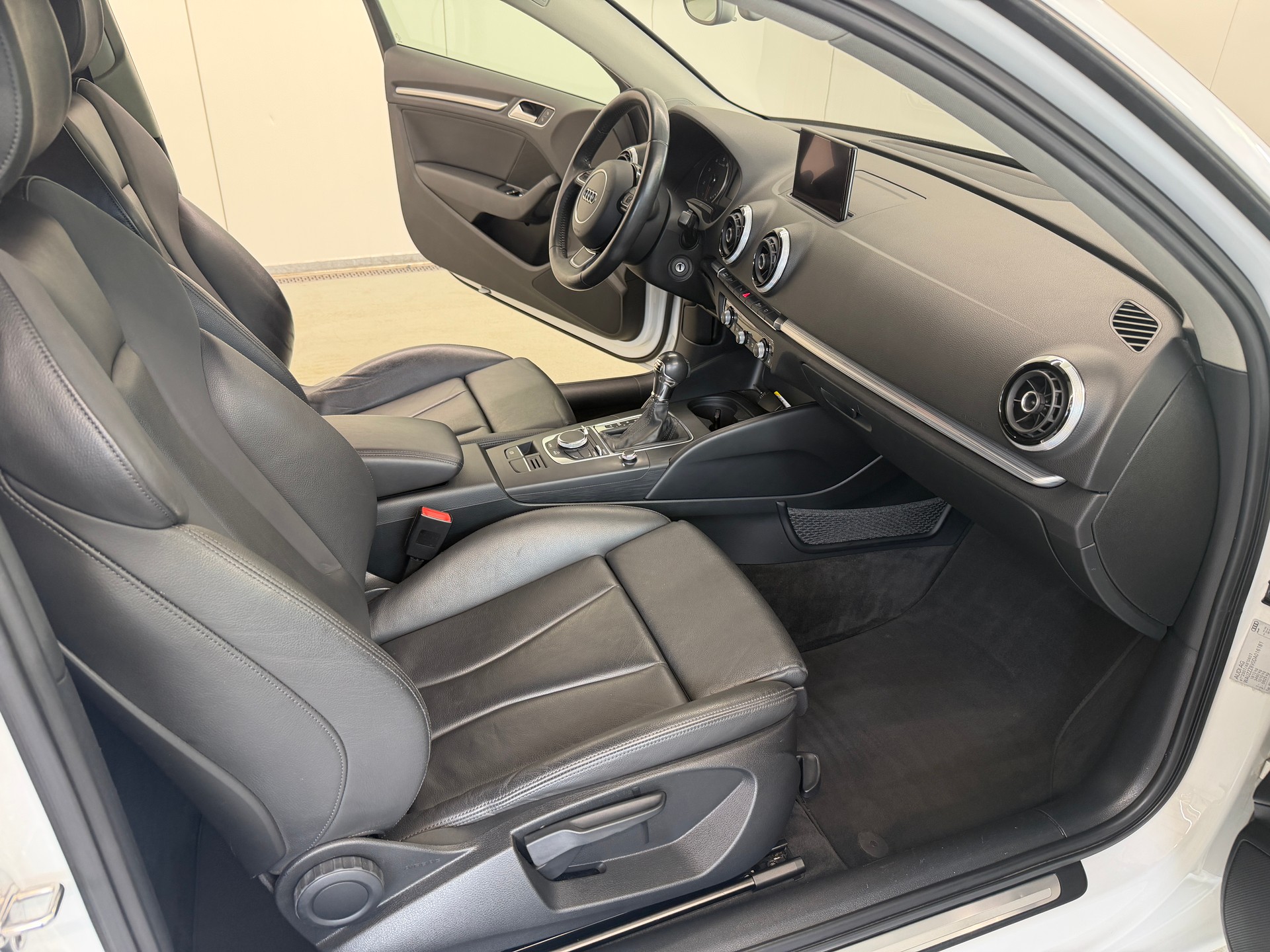 AUDI A3 1.8 TFSI Attraction S-tronic-image-17