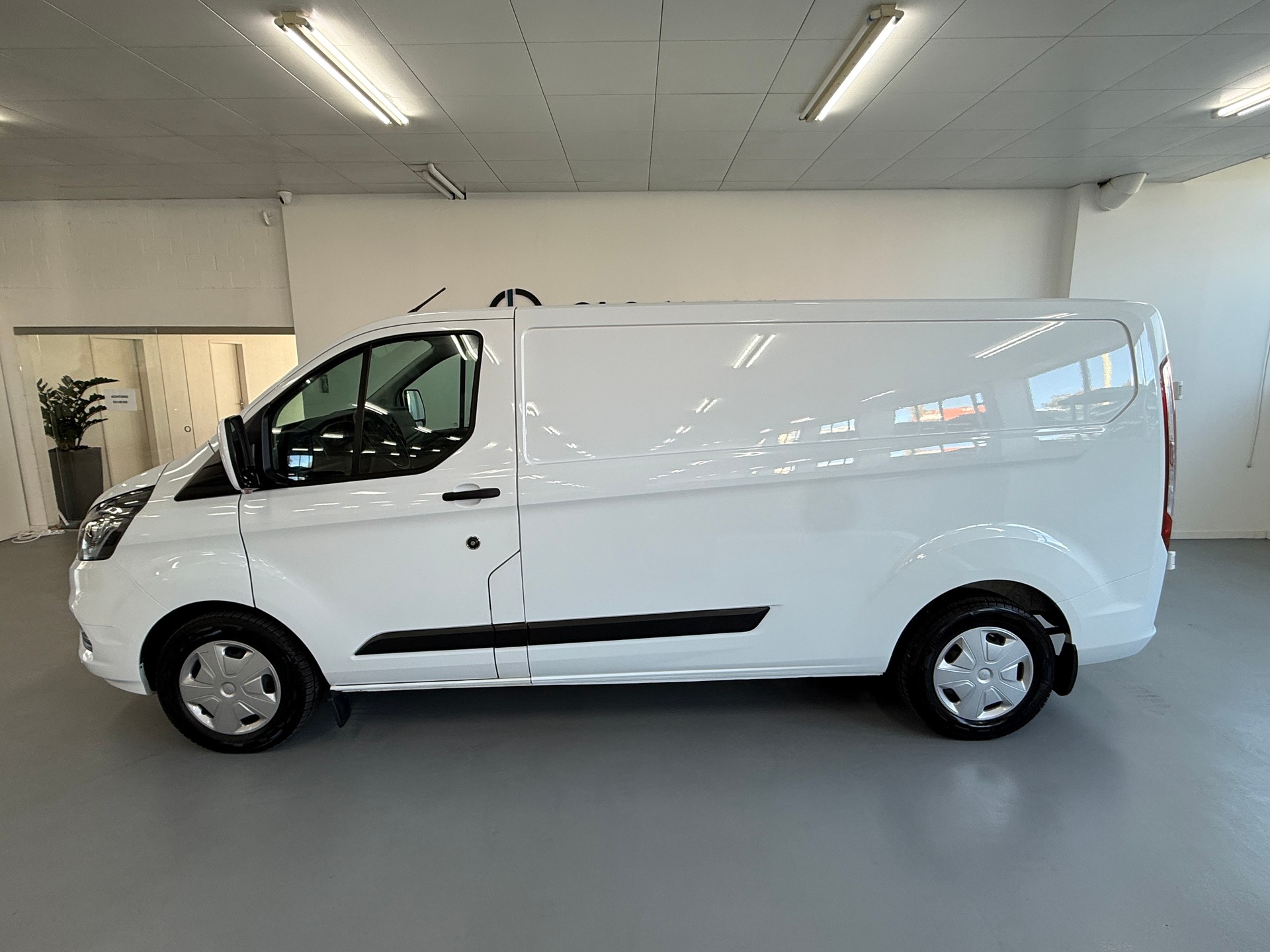 FORD Transit Custom Van 300 L2H1 Trend A-showroom-element-1