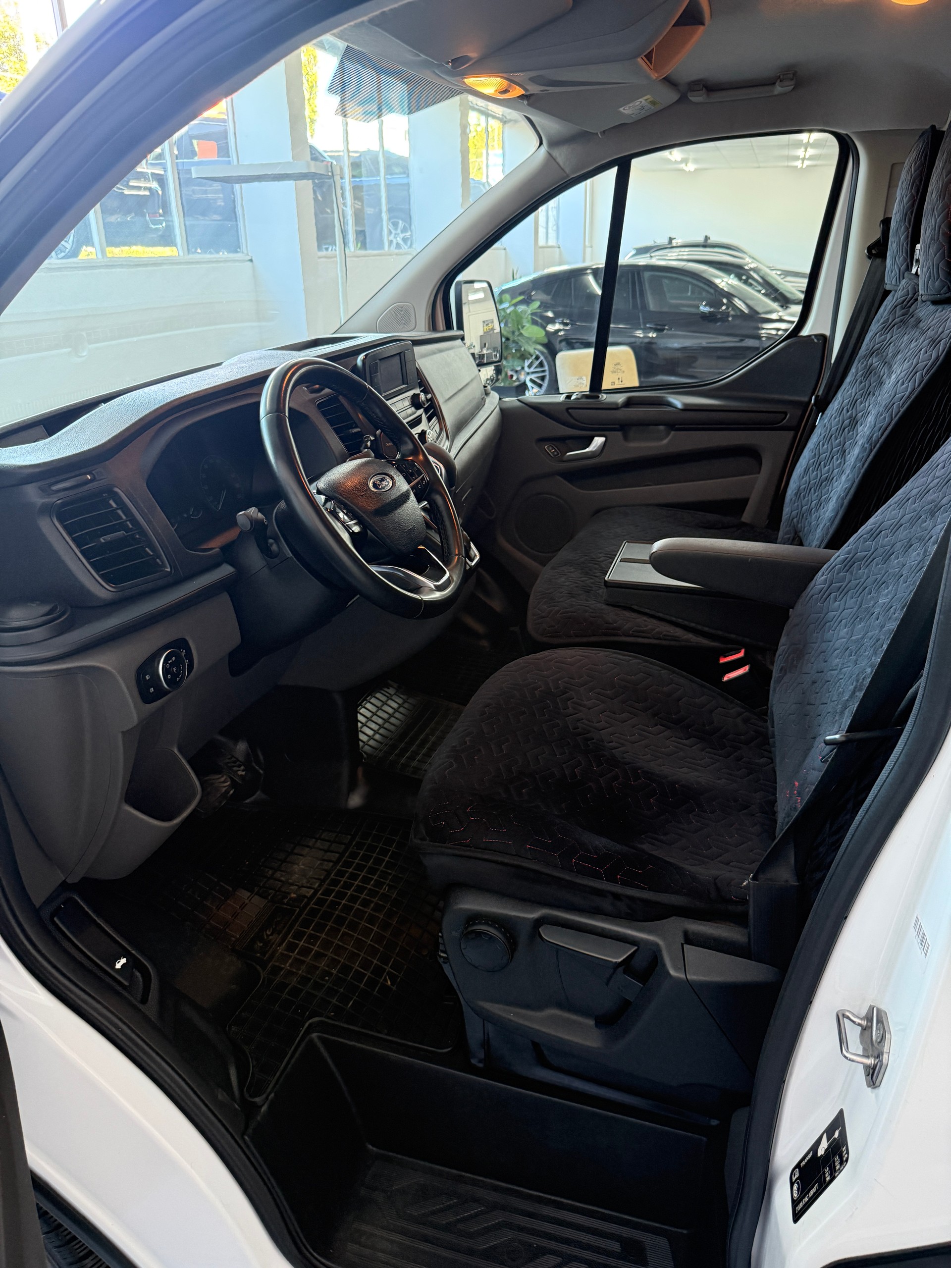 FORD Transit Custom Van 300 L2H1 Trend A-image-6