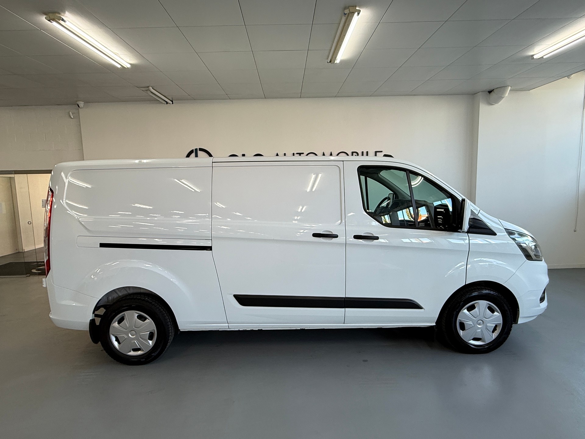 FORD Transit Custom Van 300 L2H1 Trend A-image-4